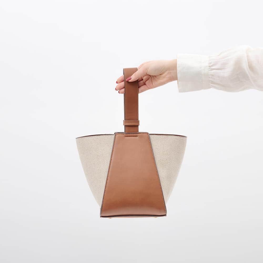のインスタグラム：「RECOMMEND ITEM for femme﻿﻿ ﻿﻿﻿ 【4/10(水)発売開始】﻿ ワンハンドル巾着バッグ﻿ ¥10,800﻿(tax included)﻿﻿ ※一部店舗4/11より発売開始﻿ ﻿﻿ トレンドの1本手のバックを素材ミックスで仕上げた巾着シルエットのバッグ。底マチ部分がスクウェアー型で容量も大きく使いやすいサイズ感。収納力もあり、口元のマグネットもついているので、物が見えてしまう心配もありません。程よくエッジが効いているデザインになっているのでスタイリングのポイントに使っていただけます。﻿ ﻿ @adametrope﻿﻿﻿ @jadorejunonline ﻿﻿﻿ #adametrope#jadorejunonline#bag」