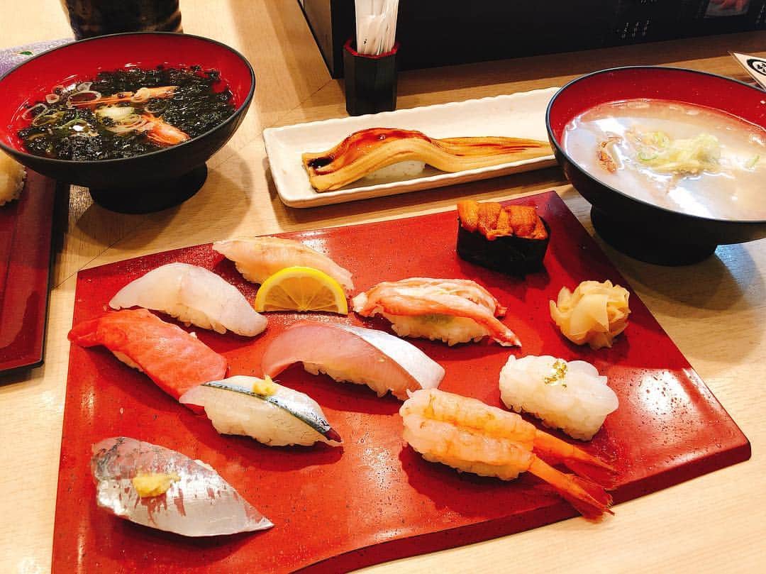 のインスタグラム：「金沢駅の百番街にある まいもん寿司🍣 着いてすぐに贅沢お寿司ランチ🥺 金沢は海鮮が美味しいと聞いていたけれど、、ほんとに美味しいーーー🥳💕 海鮮大好きです🤩🤩 のどぐろが有名だそうで、しっかりのどぐろの握りいただきました！柔らかくて美味しかった😋💕 旅行中は何にも気にしないでパクパク食べます🙋‍♀️でもヨガは忘れません🧘‍♀️笑笑 . #金沢 #金沢旅行 #金沢グルメ #金沢ごはん #金沢まいもん寿司 #まいもん寿司 #百番街 #お寿司ランチ #海鮮 #のどぐろ #のどぐろの握り #白えび #あんと」