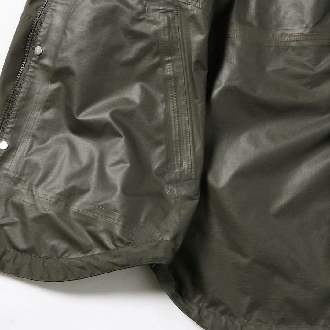 B JIRUSHI YOSHIDAさんのインスタグラム写真 - (B JIRUSHI YOSHIDAInstagram)「【nonnative】 HIKER HOODED JACKET NYLON RIPSTOP WITH GORE-TEX(R) 2L for (GS) . ＜nonnative＞へ＜B印 ヨシダ＞が別注した特別なエクスクルーシブコレクション。肩、脇にゆとりのあるデザインのマウンテンパーカー。 軽量ながら防水、防風、透湿性に優れた"GORE-TEX 2L"を使用しているところが特徴です。 インラインとは違いRIPSTOP生地を採用し、単色で仕上げました。 . PRICE：￥84,800+TAX . #bjirushiyoshida #B印YOSHIDA #代官山#daikanyama #TOKYO #BEAMS #ビームス#비지루시요시다 #도쿄 #다이칸야마 #빔스#빔즈 #포터 #데일리룩 #백팩 #b印yoshidalineup#nonnative #GS #旅行#travel」4月8日 19時39分 - bjirushiyoshida