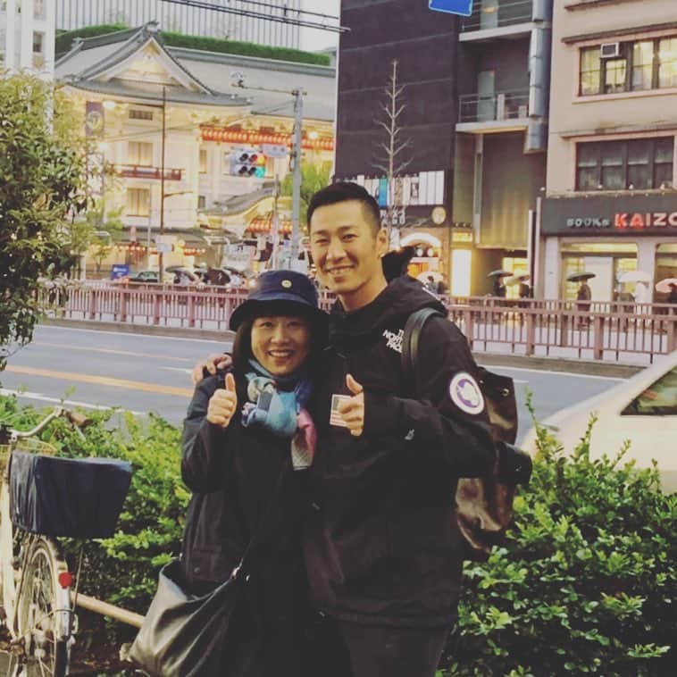 西岡剛のインスタグラム：「今日はオカンとご飯😃 会うたびにオカンが元気なってパワーをいつもありがとう😊 「もううるさい❗️耳にタコできる❗️」って言ったら 「剛、あんた耳にタコできた人、見たことあるんか？できた奴おったら酢の物にしたるからタコできた人いたら教えて」やって🤣 マジ無敵🤣 オカンは5月3日から松竹座で笑う門には福来たる❗️ 舞台が無事終わりますように👍  #藤山直美 #西岡剛 #笑う門には福来たる #栃木ゴールデンブレーブス」