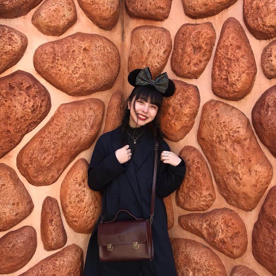 遠藤愛さんのインスタグラム写真 - (遠藤愛Instagram)「後ろの壁がハンバーグにしか見えない #ディズニー #黒コーデ」4月8日 19時41分 - _endoaaai_