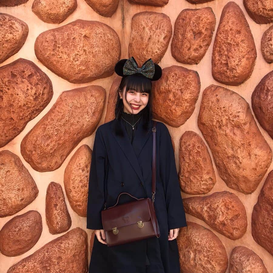 遠藤愛さんのインスタグラム写真 - (遠藤愛Instagram)「後ろの壁がハンバーグにしか見えない #ディズニー #黒コーデ」4月8日 19時41分 - _endoaaai_