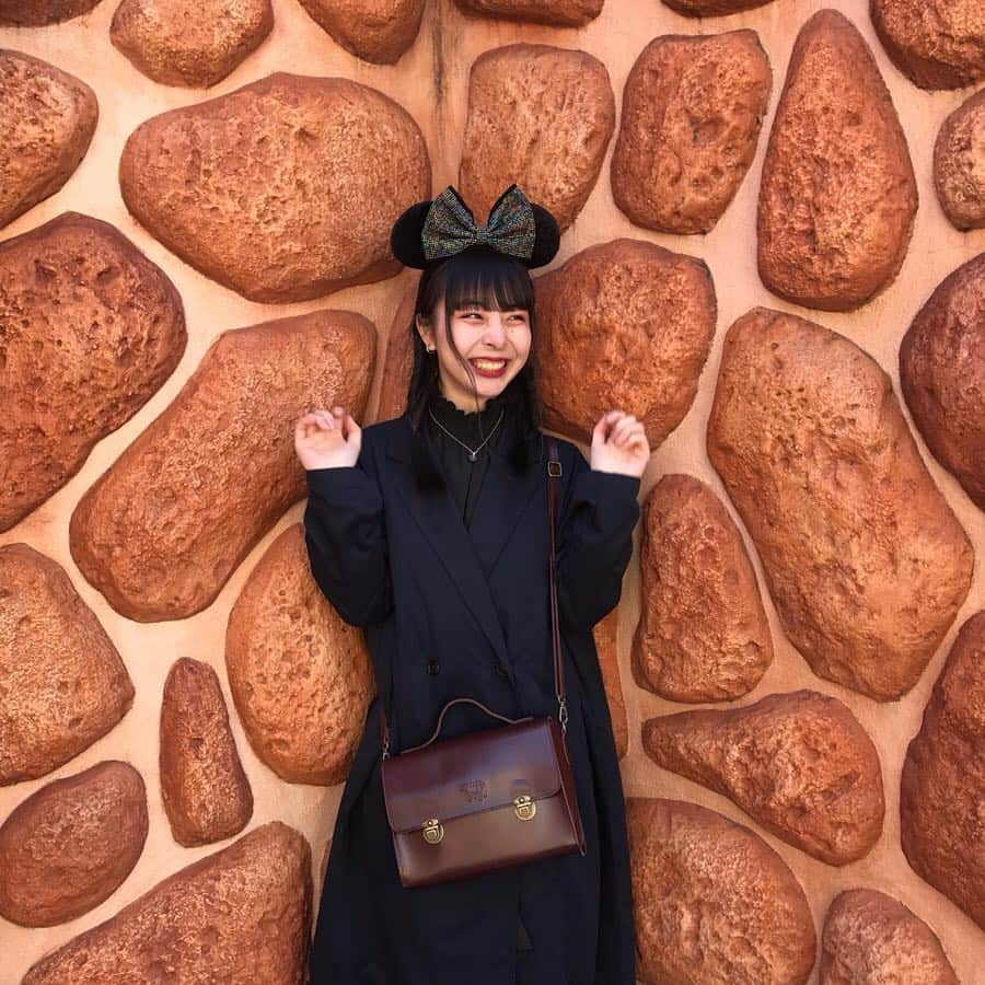 遠藤愛さんのインスタグラム写真 - (遠藤愛Instagram)「後ろの壁がハンバーグにしか見えない #ディズニー #黒コーデ」4月8日 19時41分 - _endoaaai_