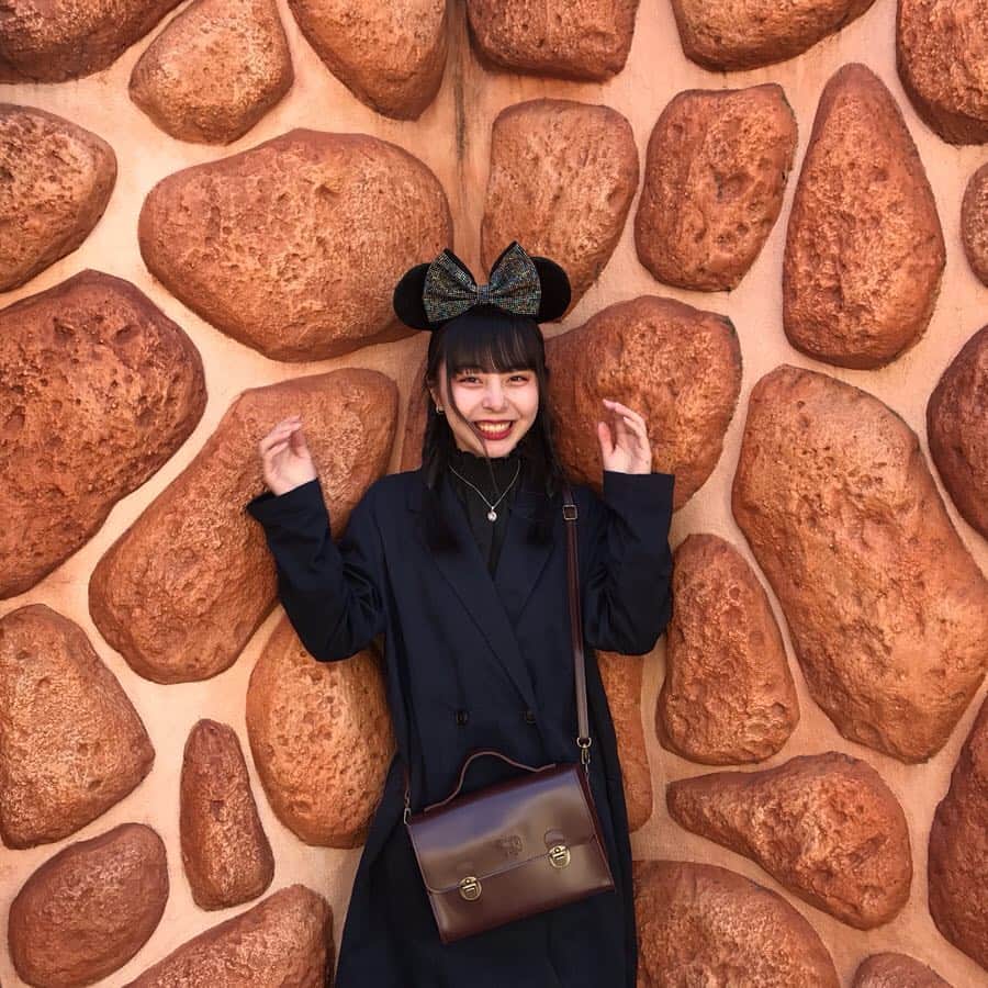 遠藤愛さんのインスタグラム写真 - (遠藤愛Instagram)「後ろの壁がハンバーグにしか見えない #ディズニー #黒コーデ」4月8日 19時41分 - _endoaaai_