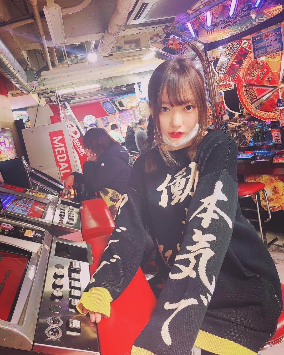 のインスタグラム：「映え がちゃがちゃしてる hazamaの本気で働きたくないニット GETいたしました。 かわいー。 働きたくないって思ってる人は 一緒に着よ？笑  今日はあの子とあそんでました〜♪ #京佳 #hazama_fashion  #ゲーセン #ゲーム #🎮 #🎰 #インスタ映え #ootd  #インスタ活動 #フォロワー増やしたい」