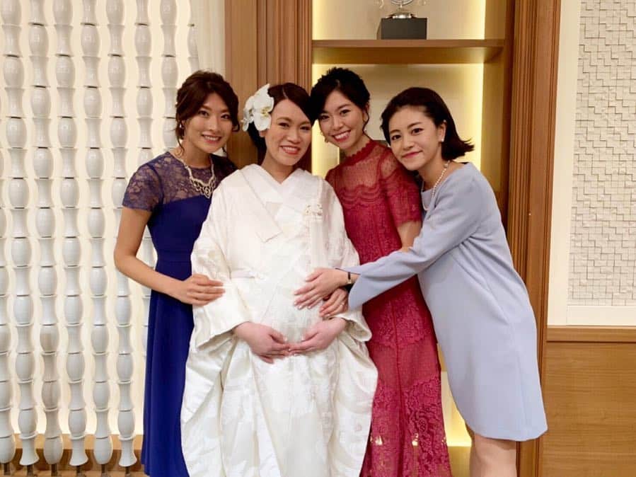 西谷綾子のインスタグラム：「✴︎ なおの結婚式っ😆💕 この日をドキドキ、ワクワクしながら待っていたよー😭🌟感動の連続。何回も涙が溢れ出たり、笑ったり😂 ・ なおの大切な瞬間を立ち会えて私も幸せ💓 沢山の写真やMovieを見てさらに感動。。😢😭 ・ なおとの出逢いは、桜満開🌸ちょうど13年前のこと。 私が20歳。なおが18歳。 この頃の写真を見ると、笑っちゃうね〜♪😂 東京に来て初めて仲良くなった♪ ・ 海外で英語の勉強・仕事をするなおは、逞しく、カッコ良く。何事にも一生懸命、責任感が強く、妥協を許さない。 ・ 自分らしさを存分に発揮し、楽しそうな姿を見て私も自分の魅力を探すキッカケをもらった✨ ・ なおは、私の気になったところがあれば、気持ちがいいほどハッキリ伝えてくれる。まさに、それ！今の悩み〜‼︎ズバリ当ててくれます。笑 ・ だから、私もありのままの自分が出せて一緒にいて居心地が良い♪ ・ 家族から沢山の愛情をもらったなおは、みんなから愛されている🌟😍その分、なおも周りのみんなをhappyにする力がある！！ ・ としくんは、感情豊かでとても素敵な方🤗どんな時もなおを1番に考え包み込むような優しさあり！絶対に幸せにしてくれる♪早くみんなでご飯いきたいなー☆ ・ 記憶に残る素敵な1日をありがとう❤️ 2019.4.6 ・ #なおへの想いはまだあるがこの辺で #ママになるなお #赤ちゃんも喜んでいるね #大好き  #13年って凄いね #これからも仲良し  #友人代表スピーチ緊張したよ #ありがとうね #ホテル雅叙園東京 #雅叙園 #結婚式」
