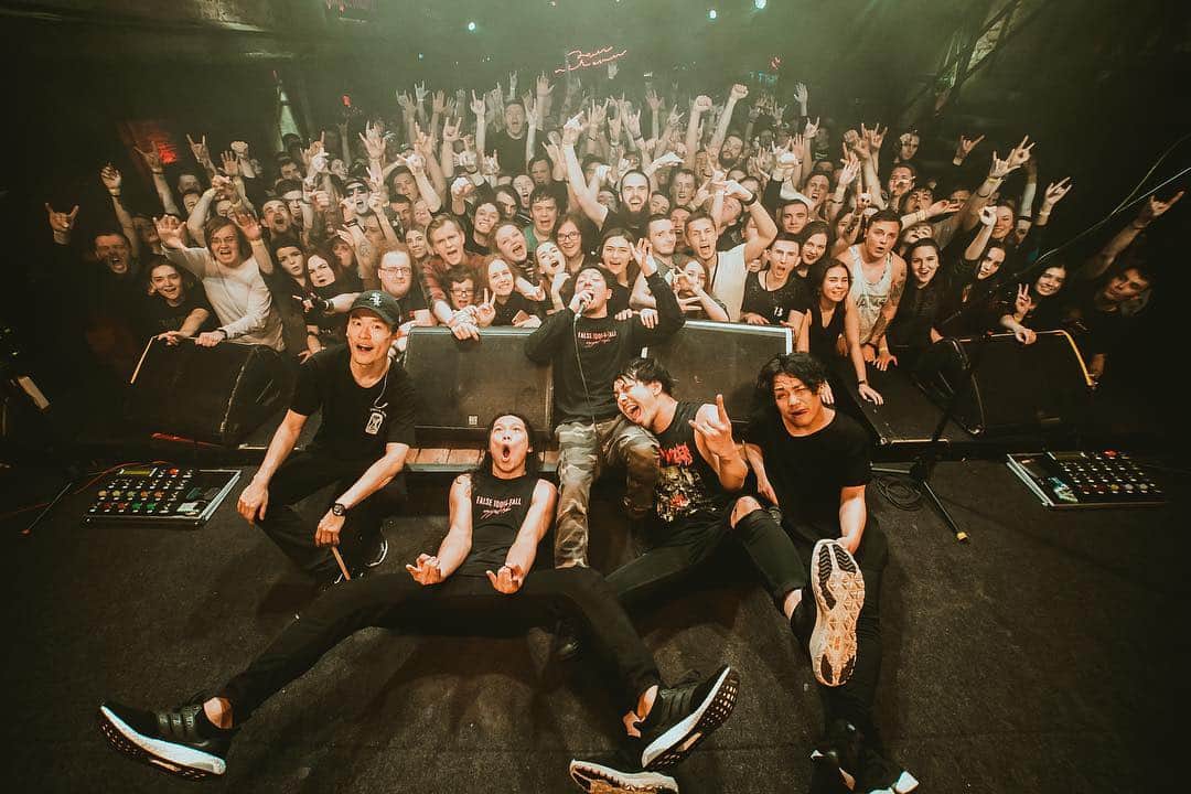 のインスタグラム：「What an amazing night in Yekaterinburg!! Great vibes. Hey Novosibirsk, your turn TONIGHT! Let’s RAGE!  Photo: @johngyllhamn  #CrystalLake」