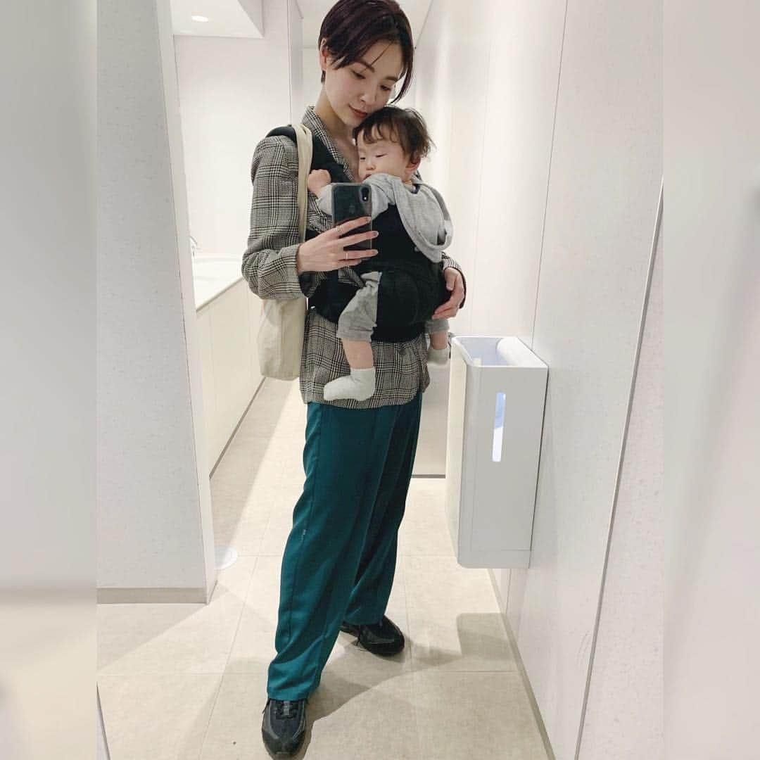 清水せれなさんのインスタグラム写真 - (清水せれなInstagram)「いつものお出かけスタイル👶🏻﻿ 甘えん坊君なので密着してないとダメみたい🥺❤︎﻿ ベビーカーギャン泣きなのでいつも抱っこ紐﻿ 8kg弱あるので肩腰バキバキ🤷🏻‍♀️﻿ おかげで筋肉ついたよ😂﻿ しかし、大きくなったなぁ〜〜〜﻿ ﻿ ﻿ #8ヶ月 #baby #男の子 #serena0927_fashion」4月8日 19時52分 - serena0927_