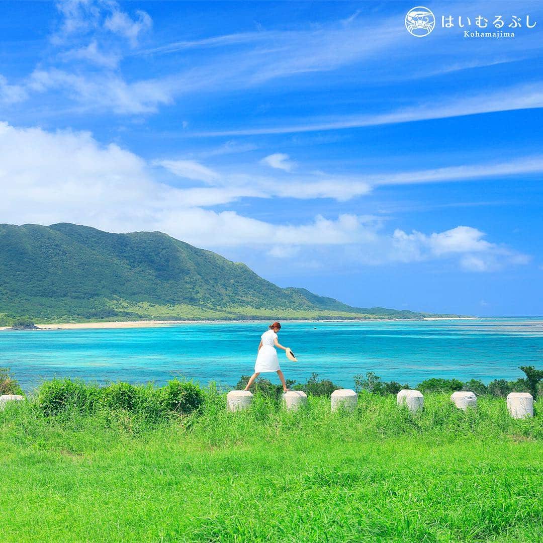のインスタグラム：「島の高台から見降ろす美しいサンゴ礁の海。海から吹き上げる清々しい風に心が洗われます。#沖縄 #八重山諸島 #石垣島 #海景 #青い海 #サンゴ礁 #はいむるぶし #japan #okinawa #yaeyamaislands #ishigakiisland #bluesea #bluesky #kohamaisland #beachresort #haimurubushi @minefuyu_yamashita」