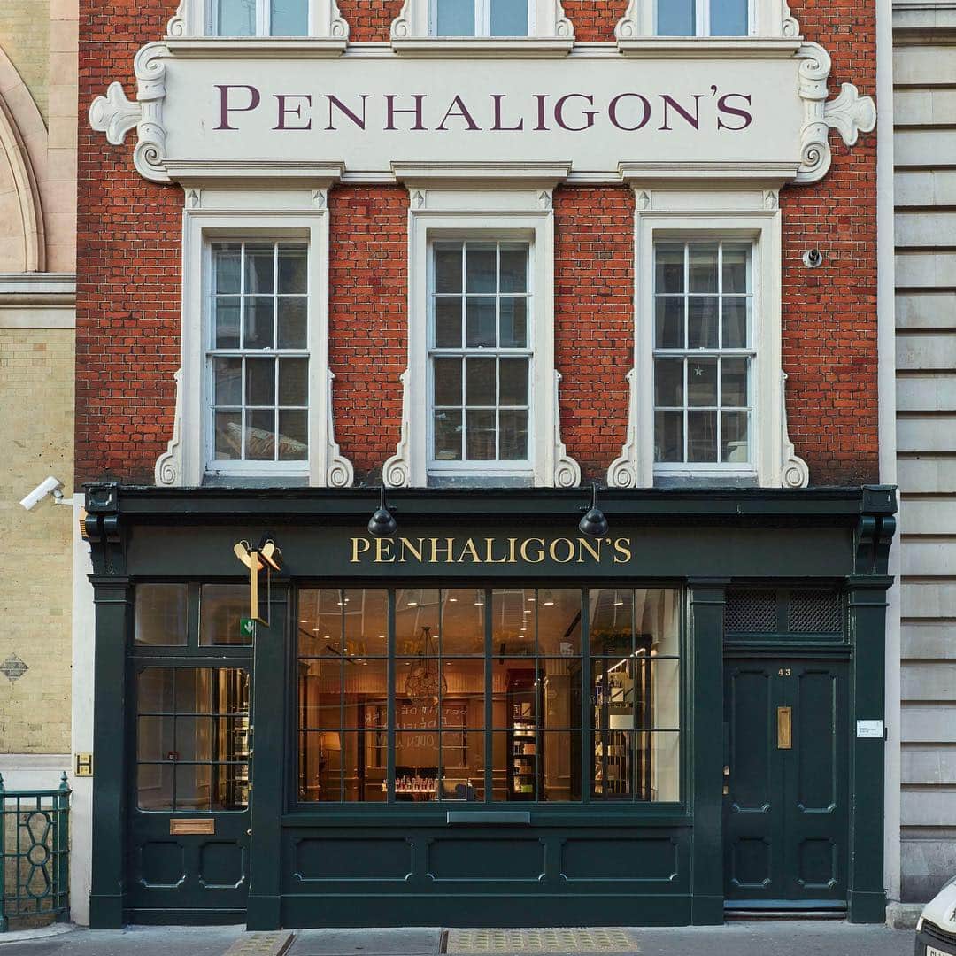 ペンハリガンさんのインスタグラム写真 - (ペンハリガンInstagram)「Following a lick of fresh paint and a rather delightful remodeling, the doors of Penhaligon's Wellington Street store have re-opened! Once upon a time, many of Penhaligon's products were created in this very building, including our fragrant bath oils. Why not pay Penhaligon's a visit at 41 Wellington Street and allow our fragrance aficionados help you find your signature scent. Head to our stories for a glimpse inside the store.」4月8日 20時03分 - penhaligons