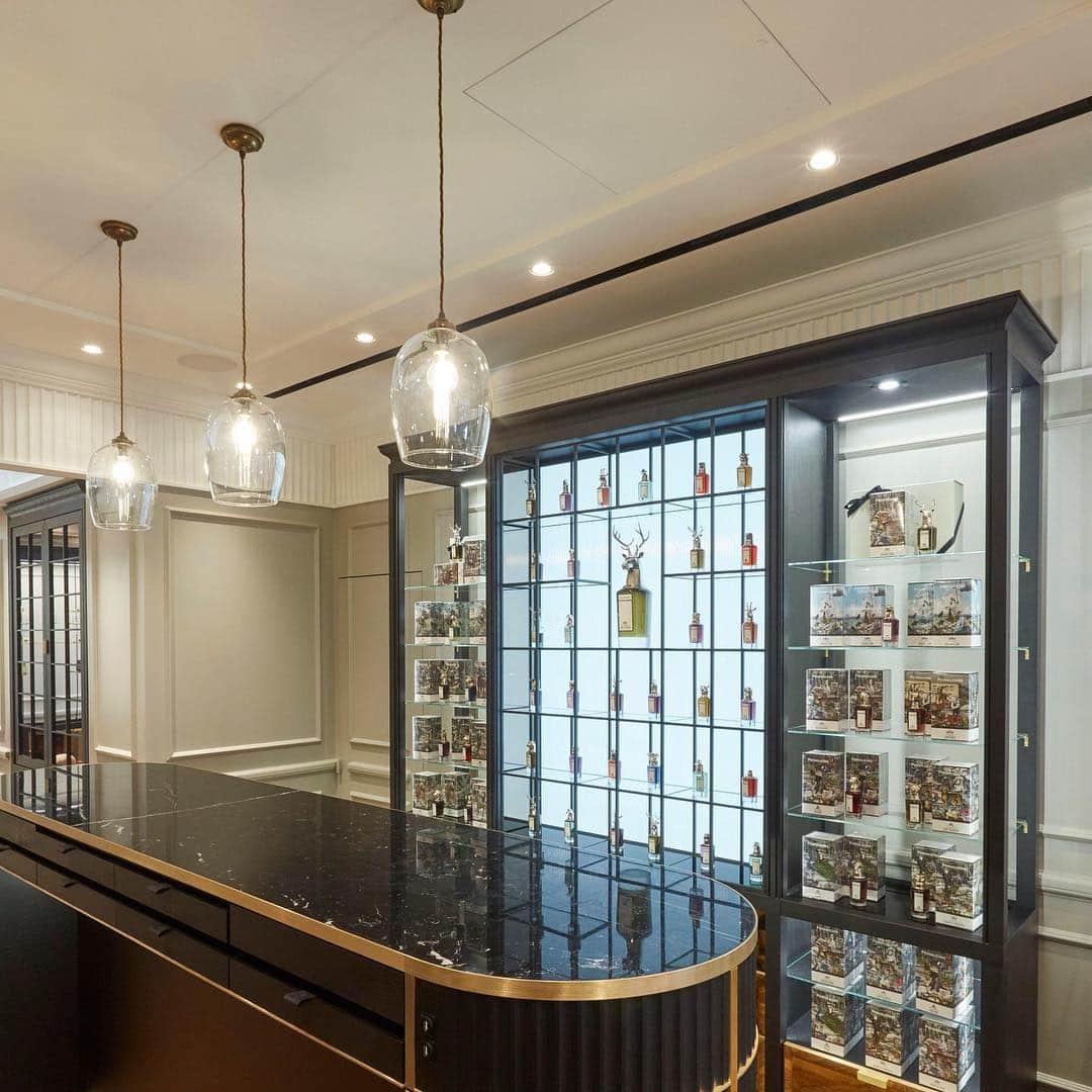 ペンハリガンさんのインスタグラム写真 - (ペンハリガンInstagram)「Following a lick of fresh paint and a rather delightful remodeling, the doors of Penhaligon's Wellington Street store have re-opened! Once upon a time, many of Penhaligon's products were created in this very building, including our fragrant bath oils. Why not pay Penhaligon's a visit at 41 Wellington Street and allow our fragrance aficionados help you find your signature scent. Head to our stories for a glimpse inside the store.」4月8日 20時03分 - penhaligons
