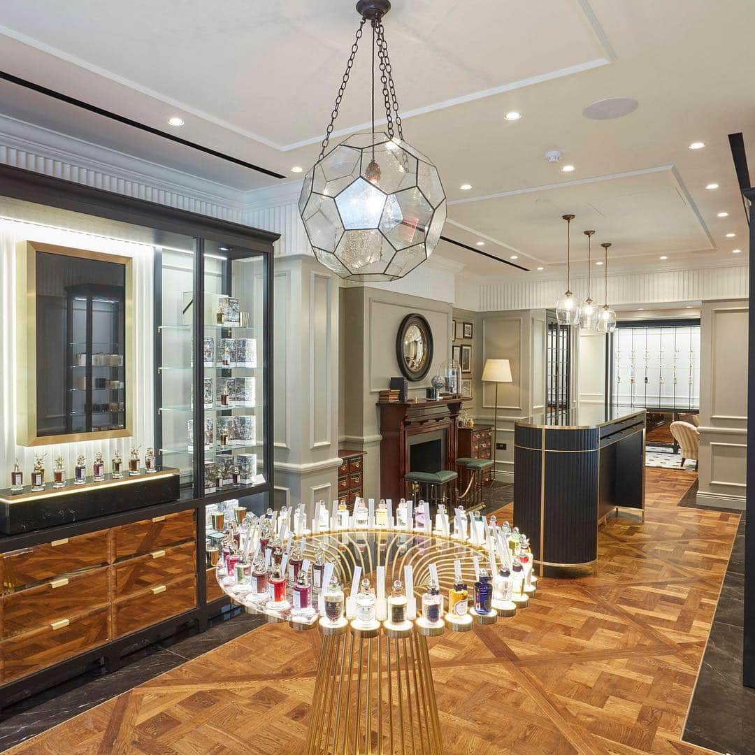 ペンハリガンさんのインスタグラム写真 - (ペンハリガンInstagram)「Following a lick of fresh paint and a rather delightful remodeling, the doors of Penhaligon's Wellington Street store have re-opened! Once upon a time, many of Penhaligon's products were created in this very building, including our fragrant bath oils. Why not pay Penhaligon's a visit at 41 Wellington Street and allow our fragrance aficionados help you find your signature scent. Head to our stories for a glimpse inside the store.」4月8日 20時03分 - penhaligons