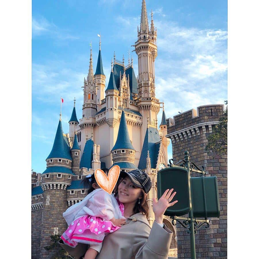 彩星りおんさんのインスタグラム写真 - (彩星りおんInstagram)「家族で Disneylandへ。﻿ ﻿ NY行く前に訪れて以来だから5年ぶりくらい…？﻿ 娘にとっては初めてのアミューズメントパーク✨﻿ It's a small worldしか乗れなかったけど、お天気に恵まれのんびりまったり満喫しました🐥🌸﻿ ﻿ ﻿ 夜はミラコスタでパーティー。﻿ 近くに来てくれるキャラクターを見るたびに娘、ことごとくギャン泣き。🐭﻿ みんな困ってた😅﻿ でも困ったリアクションもそれぞれ可愛くて流石は世界一のエンターテイナー達だなと👏🏻﻿ ﻿ my 👶🏻's first Disney trip🏰﻿ such a precious moment.﻿ never stop dreaming my little princess👸🏻﻿ ﻿ #disneyland ﻿ #tokyodisneyland ﻿ #firstdisneytrip ﻿ #lifeintokyo﻿」4月8日 19時58分 - rion.ayahoshi