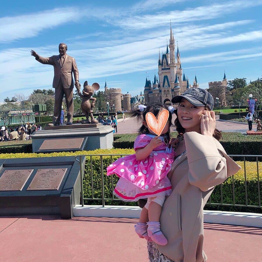彩星りおんのインスタグラム：「家族で Disneylandへ。﻿ ﻿ NY行く前に訪れて以来だから5年ぶりくらい…？﻿ 娘にとっては初めてのアミューズメントパーク✨﻿ It's a small worldしか乗れなかったけど、お天気に恵まれのんびりまったり満喫しました🐥🌸﻿ ﻿ ﻿ 夜はミラコスタでパーティー。﻿ 近くに来てくれるキャラクターを見るたびに娘、ことごとくギャン泣き。🐭﻿ みんな困ってた😅﻿ でも困ったリアクションもそれぞれ可愛くて流石は世界一のエンターテイナー達だなと👏🏻﻿ ﻿ my 👶🏻's first Disney trip🏰﻿ such a precious moment.﻿ never stop dreaming my little princess👸🏻﻿ ﻿ #disneyland ﻿ #tokyodisneyland ﻿ #firstdisneytrip ﻿ #lifeintokyo﻿」