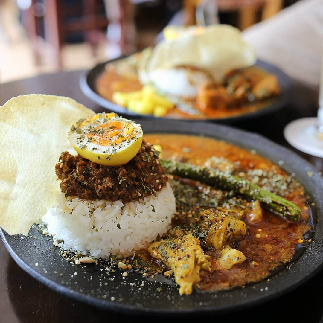 く～さんのインスタグラム写真 - (く～Instagram)「しみじみ美味しい♥️ カレーとビール🍛🍺 お店がリニューアルしてからは初めて。開店からほぼ満席です  2種がけのカレーに、ビールを2杯。2杯めのスタウトがカレーとよく合って美味❗ JULES VERNE COFFEEさんとコラボしたビールでした。かなり満たされました✨本当に美味しいものは幸せです♥️ #カレー #ビール #東京カレー #カレー部 #カレーライス #クラフトビール #中央線が好きだ #中央線グルメ #高円寺 #トコトコサケメグリ #飲酒タグラム #東京グルメ #オススメ #美味しい #アンドビール #curry #tokyogourmet #beer #craftbeer #yummyphotography #delicious #tokyobeer #外飲み #ビール好きな人と繋がりたい #igersjp」4月8日 20時00分 - cafecafecoo