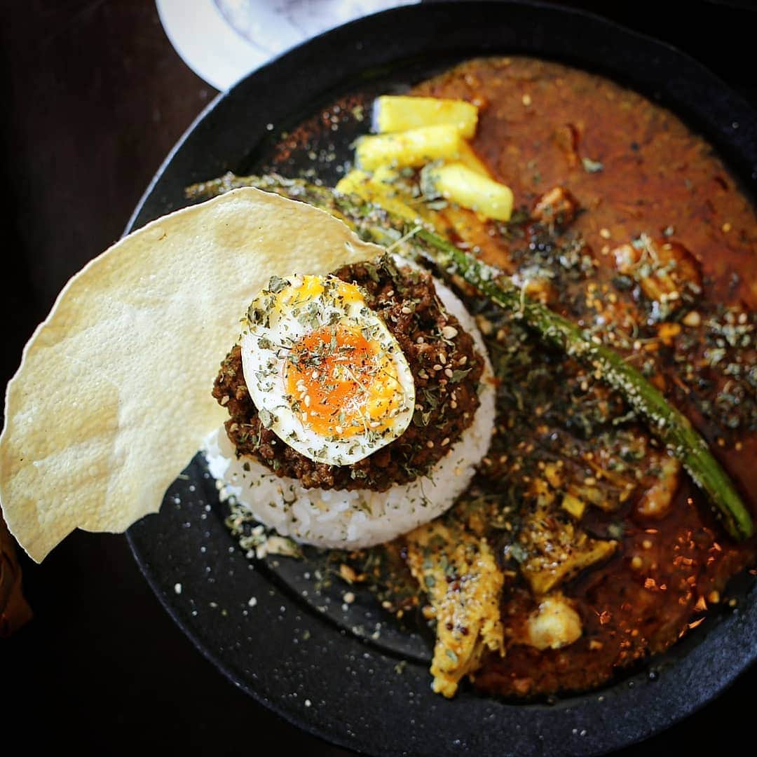 く～さんのインスタグラム写真 - (く～Instagram)「しみじみ美味しい♥️ カレーとビール🍛🍺 お店がリニューアルしてからは初めて。開店からほぼ満席です  2種がけのカレーに、ビールを2杯。2杯めのスタウトがカレーとよく合って美味❗ JULES VERNE COFFEEさんとコラボしたビールでした。かなり満たされました✨本当に美味しいものは幸せです♥️ #カレー #ビール #東京カレー #カレー部 #カレーライス #クラフトビール #中央線が好きだ #中央線グルメ #高円寺 #トコトコサケメグリ #飲酒タグラム #東京グルメ #オススメ #美味しい #アンドビール #curry #tokyogourmet #beer #craftbeer #yummyphotography #delicious #tokyobeer #外飲み #ビール好きな人と繋がりたい #igersjp」4月8日 20時00分 - cafecafecoo