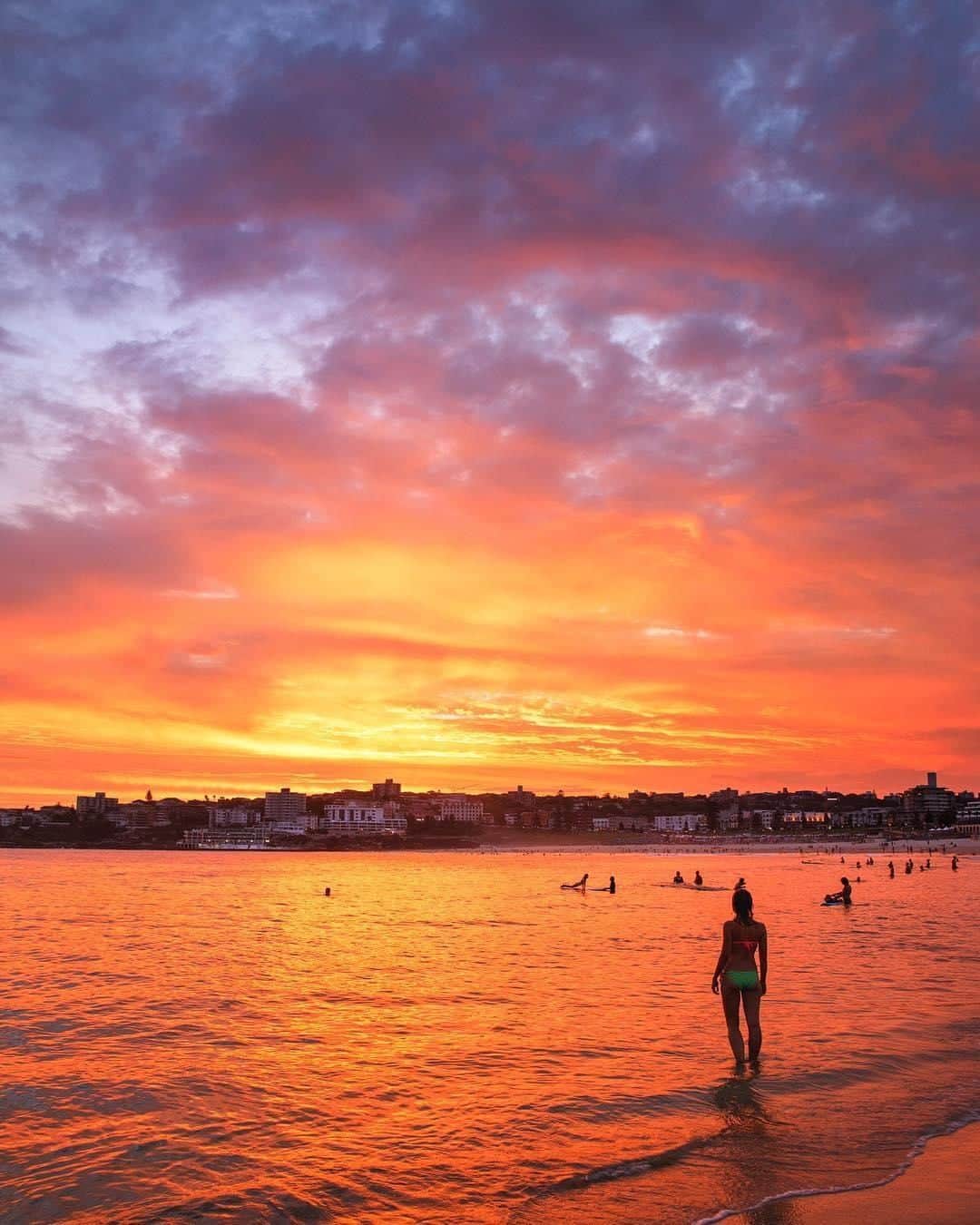 Australiaさんのインスタグラム写真 - (AustraliaInstagram)「When the #sunset is this good, you simply HAVE to stop and stare. 🌅🤩 @elisaeves was very lucky to witness this “utterly magical sunset at #Bondi, one of those ones where your jaw drops as the colours keep getting better and better! The beach was packed with sunset watchers!” Join the @sydney locals for their post-work #surfing or #swimming sessions to catch a glimpse of glowing dusk skies over this iconic #beach. If you want the views without getting sandy feet, grab a seat by the window or a table outside at @bonditratt or @northbondifish - both have lovely ocean views and delicious food.  #seeaustralia #newsouthwales #ilovesydney #bondibeach #sunsetlovers #travel」4月8日 20時00分 - australia