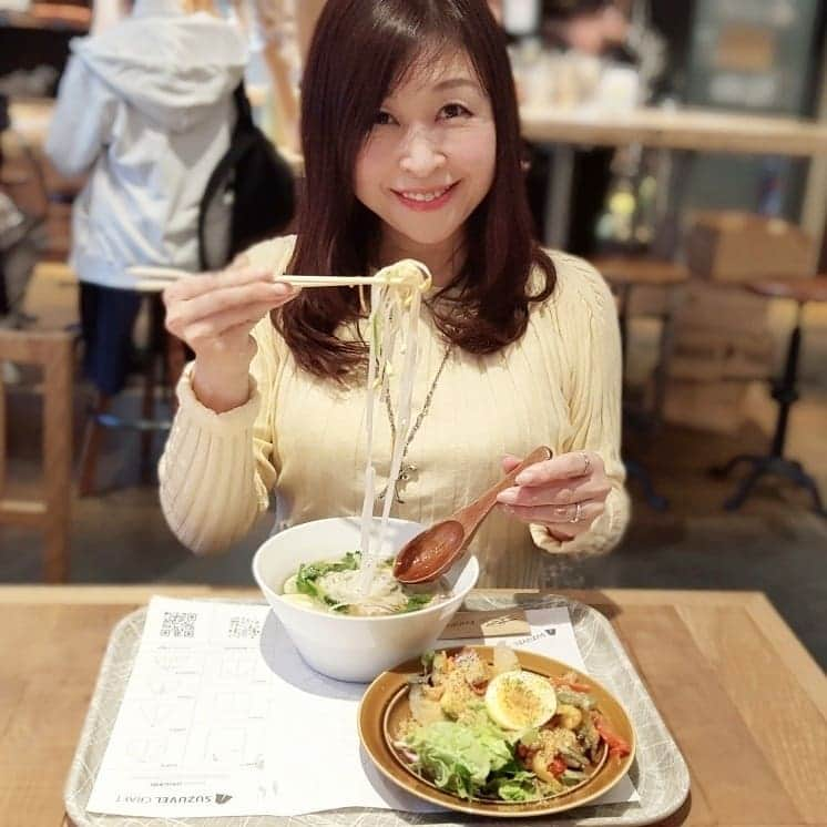 石塚かおりさんのインスタグラム写真 - (石塚かおりInstagram)「#フォー#デリ#ランチ#ゆうわく飯  新潟駅南口。 旅をコンセプトに、新潟の食材にこだわり抜いたお店。 SUZUVEL  女子率90％以上！？ 居心地良すぎです。  お友だちとでも、お一人様でも。  体に優しくて、おいしくて。 店長はエキゾチックなイケメンで。  先週の、ゆうわく伝説でご紹介した、ゆうわく飯。  旅気分！  #米粉#麺#雪下人参#サラダ#ラペ#スイーツ も#カウンターバー も#おつまみ も#女子うけ#女子会#インスタ映え#旅#トラベル#新潟#食材#こだわり#駅近#カフェ#美味しいもの#チョイス できて すっかり#虜#BSN#ラジオ#ゆうわく伝説#アナウンサー#石塚かおり」4月8日 20時01分 - kaori_ishizuka413