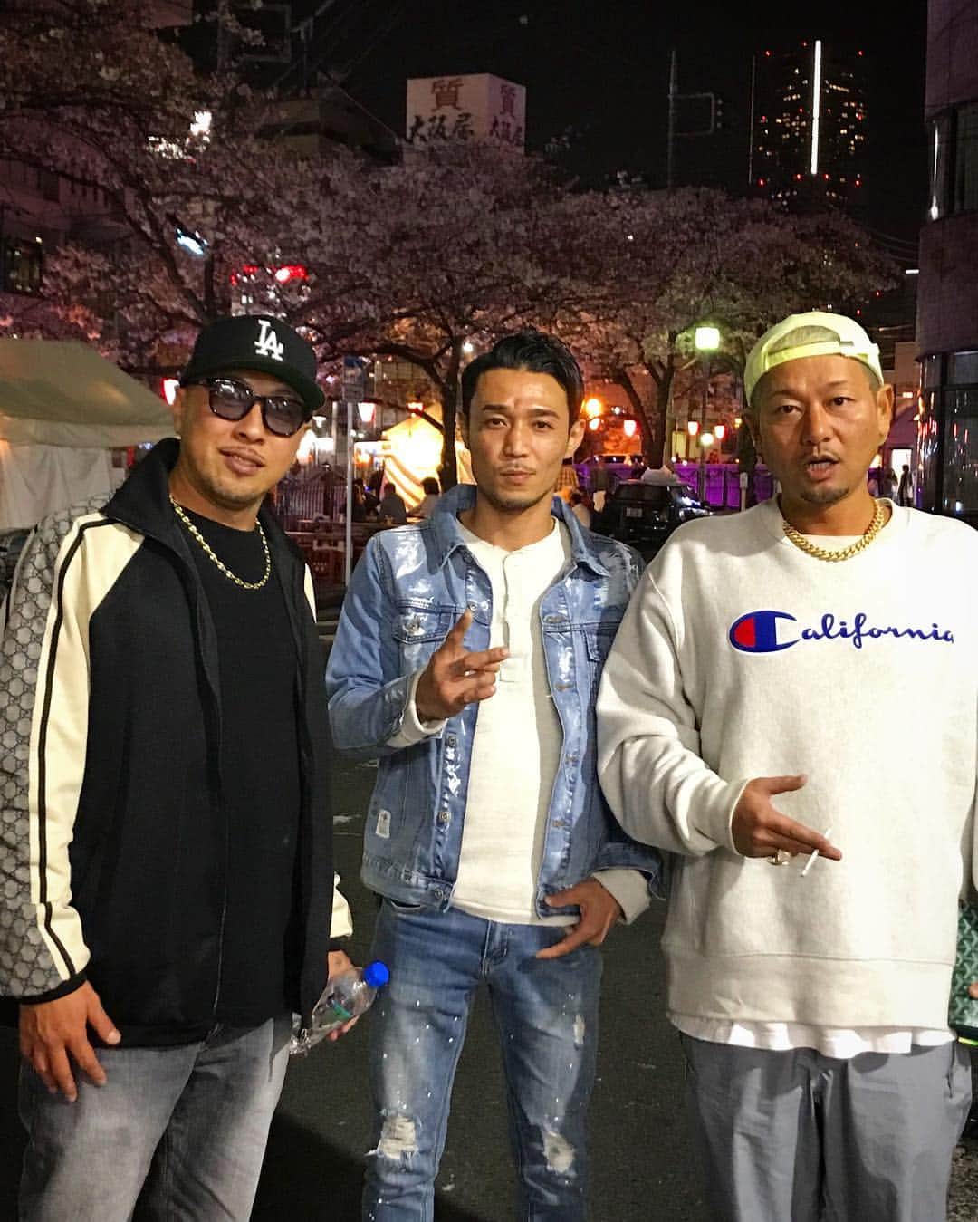 Kayzabroのインスタグラム：「桜木町で夜桜ミーティング with HOKT &偶然のユージ🌸 #yokohama #sakura」