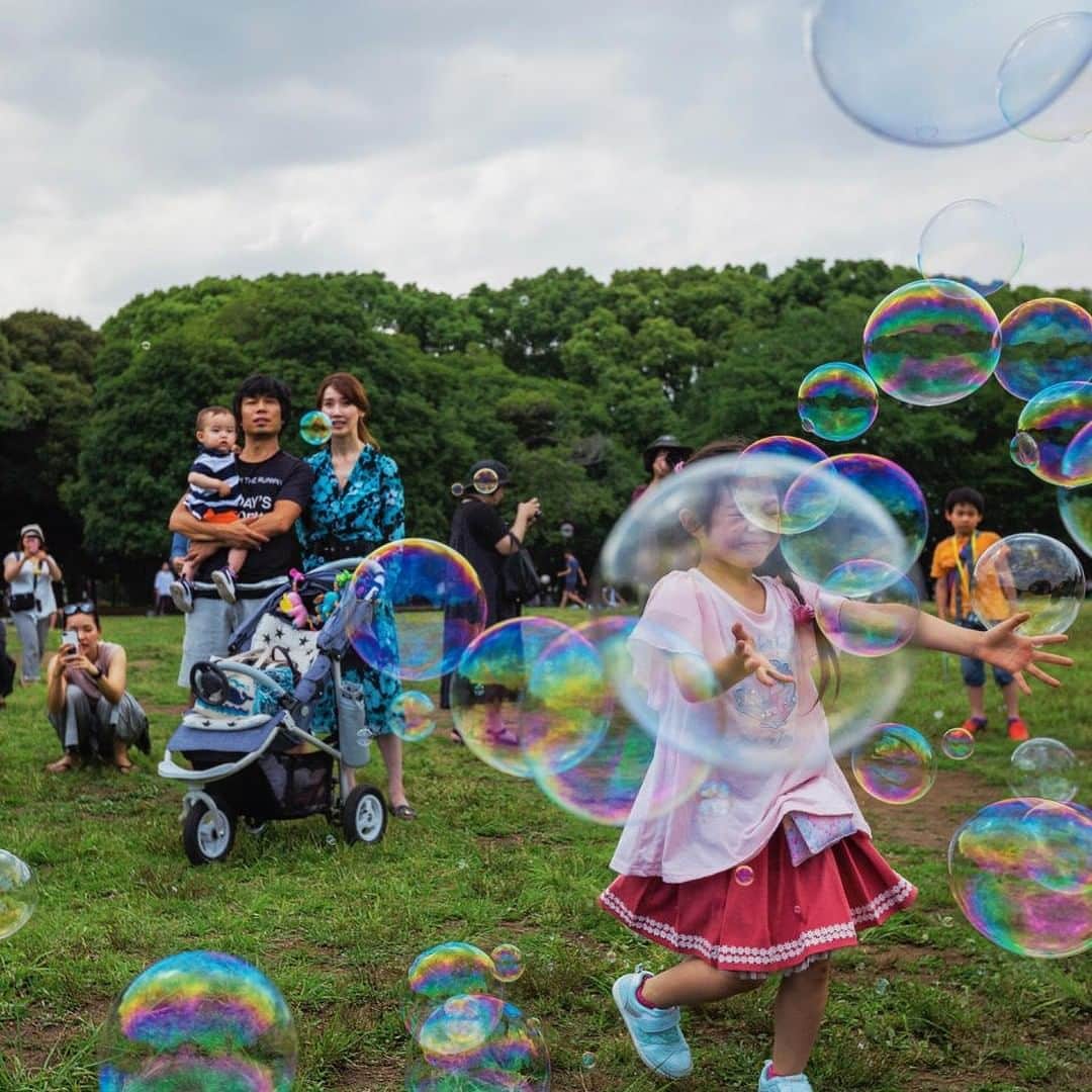ナショナルジオグラフィックさんのインスタグラム写真 - (ナショナルジオグラフィックInstagram)「Photo by @dguttenfelder | An early summer Saturday draws young families to Yoyogi Park, one of Tokyo’s precious and protected public green spaces in an otherwise urban landscape. The scene belies a looming challenge in Japan, where deaths outnumber births and the population is aging rapidly. By 2035 more than a quarter of Tokyo’s population will be over 65. For National Geographic’s cities-themed issue, I walked the streets of Tokyo, home to more than 37 million people, to photograph one of the most dynamic, safest, and most innovative cities on earth. For more on Tokyo, take a look at our story and interactive “Walking Tokyo: A Journey Through The Rich Textures of Japan’s Vibrant, Reinvented Megacity.” Link in bio @dguttenfelder.」4月8日 20時04分 - natgeo