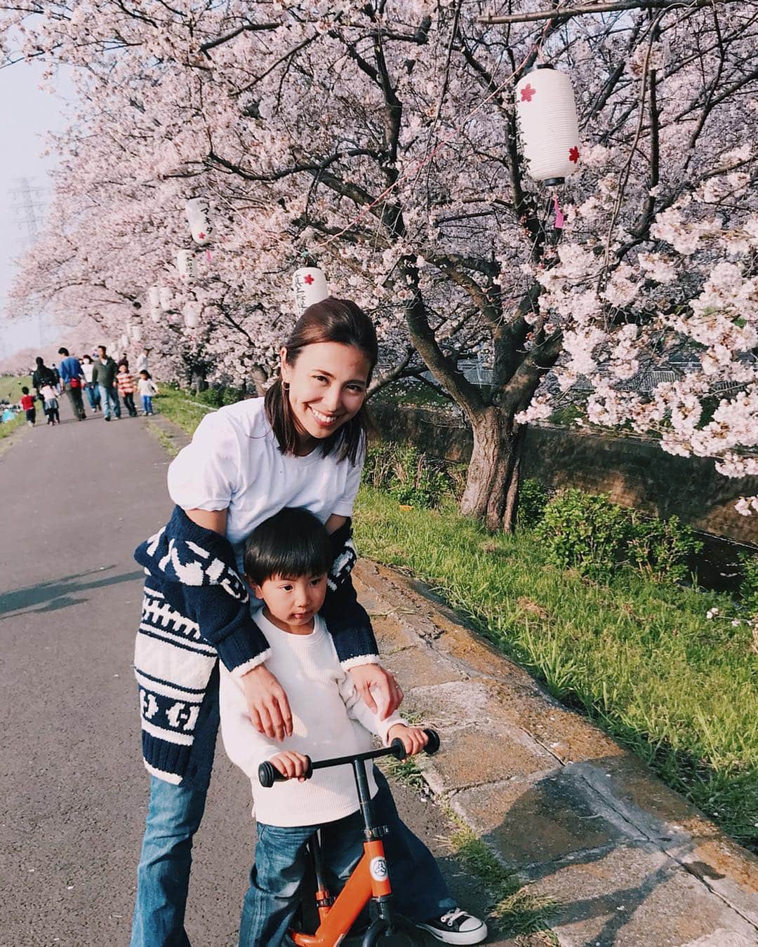 高橋菜摘さんのインスタグラム写真 - (高橋菜摘Instagram)「🌸🌸🌸 #渋田川 の#桜祭り へ🍒 週末は本当に天候が最高でしたね🌞 写真だと場所と時間によって白だったりピンクに映る。 桜さん気持ちまだもこもこしてないから満開手前？ まだまだ楽しめる気がするっ！ 近々友達と箱根行くかもだしちょうど見頃なのかなぁ？ 💕」4月8日 20時08分 - natsu128