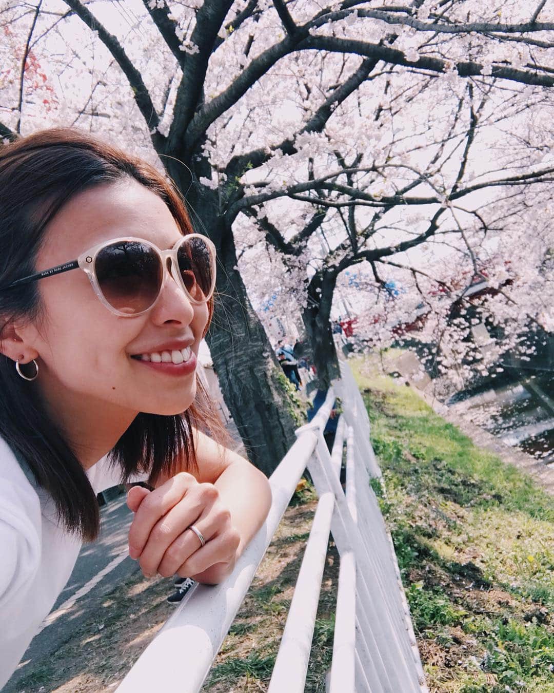 高橋菜摘のインスタグラム：「🌸🌸🌸 #渋田川 の#桜祭り へ🍒 週末は本当に天候が最高でしたね🌞 写真だと場所と時間によって白だったりピンクに映る。 桜さん気持ちまだもこもこしてないから満開手前？ まだまだ楽しめる気がするっ！ 近々友達と箱根行くかもだしちょうど見頃なのかなぁ？ 💕」