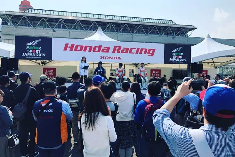 水村リアさんのインスタグラム写真 - (水村リアInstagram)「Motor Sport Japan 2019🏁﻿ ﻿ ﻿ HondaブースにてMCをさせて頂きました🙏✨﻿ ﻿会いに来てくれた方、ありがたい😆 声をかけて頂いた方もありがとうございました✨ ﻿ 開幕しているカテゴリーもあるけども、﻿ SUPER GTが開幕戦を迎えると﻿ いよいよ！﻿ って気持ちになる。﻿ ﻿ わたしのモータースポーツはじめは﻿ 今年もSUPER GTから。﻿ ﻿ ﻿ Hondaブースでのトークショーに足を運んでくださった皆様、ありがとうございました！﻿ 今シーズンもHondaファンをワクワクさせてくれる選手の皆さんが、開幕戦からたくさんの活躍を見せてくれることを信じてます😇👍✨﻿ ﻿ ﻿ GO GO Honda!!﻿ ﻿ ﻿ ・﻿ ・﻿ ・﻿ #Honda #TEAMHonda #MSJ2019 #モータースポーツジャパン2019 #ステージMC」4月8日 20時09分 - leah_mizumura