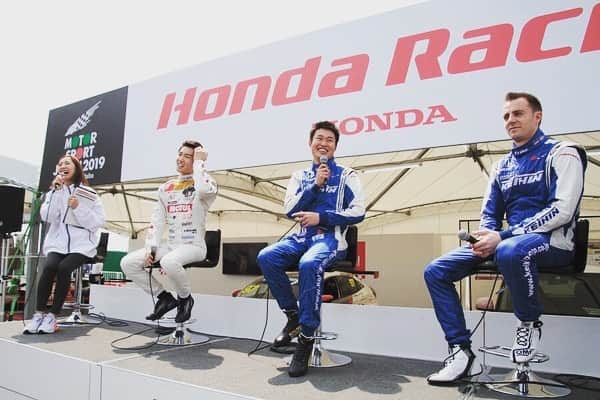水村リアさんのインスタグラム写真 - (水村リアInstagram)「Motor Sport Japan 2019🏁﻿ ﻿ ﻿ HondaブースにてMCをさせて頂きました🙏✨﻿ ﻿会いに来てくれた方、ありがたい😆 声をかけて頂いた方もありがとうございました✨ ﻿ 開幕しているカテゴリーもあるけども、﻿ SUPER GTが開幕戦を迎えると﻿ いよいよ！﻿ って気持ちになる。﻿ ﻿ わたしのモータースポーツはじめは﻿ 今年もSUPER GTから。﻿ ﻿ ﻿ Hondaブースでのトークショーに足を運んでくださった皆様、ありがとうございました！﻿ 今シーズンもHondaファンをワクワクさせてくれる選手の皆さんが、開幕戦からたくさんの活躍を見せてくれることを信じてます😇👍✨﻿ ﻿ ﻿ GO GO Honda!!﻿ ﻿ ﻿ ・﻿ ・﻿ ・﻿ #Honda #TEAMHonda #MSJ2019 #モータースポーツジャパン2019 #ステージMC」4月8日 20時09分 - leah_mizumura