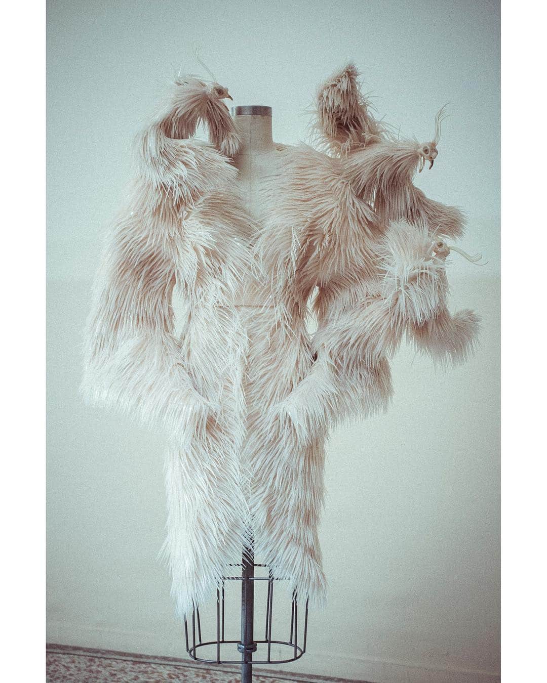 Iris Van Herpeさんのインスタグラム写真 - (Iris Van HerpeInstagram)「The 'Bird' dress (2013) is handmade of thousands of laser-cut nude dragon-skin feathers and inspired by the wilderness within people and our changing relationship with nature. There are three birds that are fighting together and trying to fly off. Its dragon-skin feathers create a vibrating optical illusion when looking at the birds in motion. ～ The 'Wonder Women' exhibition, entirely devoted to female designers, traveled from The Hague's @gemeentemuseum to @modemuseum_hasselt and will open its doors again on April 13th. Featuring four Iris van Herpen Couture dresses on display. The 'Bird' dress is also part of the permanent collection of the @metcostumeinstitute. ～ Photo by @morgan_odonovan #modemuseumhasselt #gemeentemuseum #metcostumeinstitute #irisvanherpen #wildernessembodied」4月8日 20時10分 - irisvanherpen