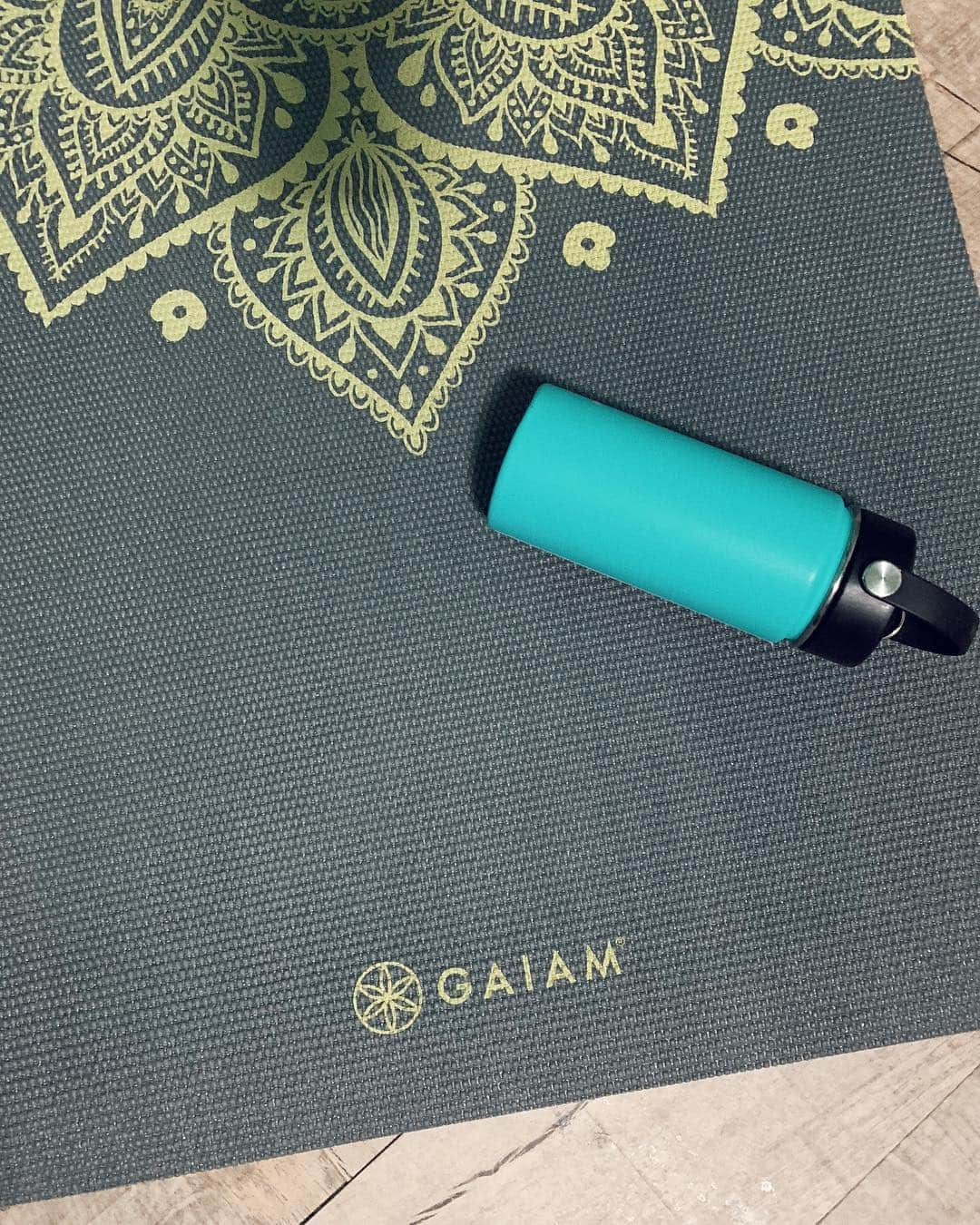 チアコマさんのインスタグラム写真 - (チアコマInstagram)「. . アメリカで人気のヨガマット ''gaiam''ゲット♡ . . 初gaiamテンションあがるわ！🤦🏼‍♂️♡ 軽くて丈夫な素材がいいね👌🙆‍♀️ もちろんデザインもかわいいぃ♡ . . ワタシは #citronsundialyogamat の柄にしたよー🤤♡ . . #GAIAM #ヨガマット #ヨガブロック #ヨガバッグ  #シトロンサンディアルヨガマット #ヨガ女子 #トレーニング#ストレッチ #ヨガ」4月8日 20時20分 - chia_koma