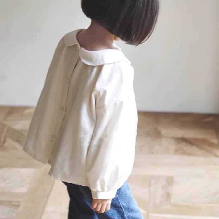 子供服のbig foRE:stさんのインスタグラム写真 - (子供服のbig foRE:stInstagram)「. 2wayラウンドカラーブラウス　【812】 . こんばんは🌛りんご料理を研究中のあーちゃんです(笑) 普通に食べるだけでは飽きてきたので模索してるのですがなんせ料理下手なもので...何かアイディア有る方教えてください( ；∀；)🍎 . そんな今回は新作からご紹介☆ 前後どちらを前にしてもキマル✨ 2通りの着方を楽しめるお得感もある一枚♪ さらっとした生地感が今の季節から長ーく着れそうです☆ ボトムの合わせ方でいろいろなコーデが楽しめちゃえそう♡ . . . . #子供服#韓国子供服 #キッズコーデ #おしゃれキッズ #インスタキッズ#息子コーデ#kids #outfit#kidsgram#男の子コーデ#女の子コーデ#ニット#とアウター #プチプラコーデ #キッズファッショ#kidscode #olpemi #outfit #海外子供服  #おしゃれさんと繋がりたい #kidsjapan #女の子コーデ  #男の子コーデ#男の子ママ#女の子ママ#インポート#ママリ #コドモノ #お洒落さんとつながりたい#ママハグ#ninas」4月8日 20時15分 - olpemi_