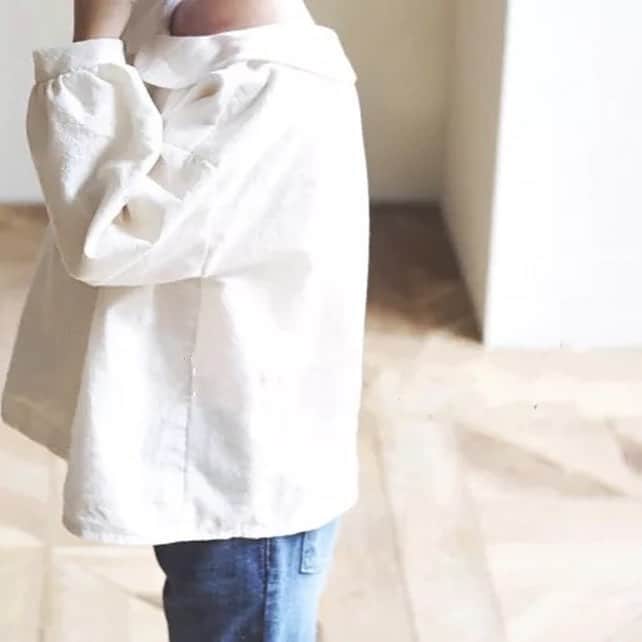 子供服のbig foRE:stさんのインスタグラム写真 - (子供服のbig foRE:stInstagram)「. 2wayラウンドカラーブラウス　【812】 . こんばんは🌛りんご料理を研究中のあーちゃんです(笑) 普通に食べるだけでは飽きてきたので模索してるのですがなんせ料理下手なもので...何かアイディア有る方教えてください( ；∀；)🍎 . そんな今回は新作からご紹介☆ 前後どちらを前にしてもキマル✨ 2通りの着方を楽しめるお得感もある一枚♪ さらっとした生地感が今の季節から長ーく着れそうです☆ ボトムの合わせ方でいろいろなコーデが楽しめちゃえそう♡ . . . . #子供服#韓国子供服 #キッズコーデ #おしゃれキッズ #インスタキッズ#息子コーデ#kids #outfit#kidsgram#男の子コーデ#女の子コーデ#ニット#とアウター #プチプラコーデ #キッズファッショ#kidscode #olpemi #outfit #海外子供服  #おしゃれさんと繋がりたい #kidsjapan #女の子コーデ  #男の子コーデ#男の子ママ#女の子ママ#インポート#ママリ #コドモノ #お洒落さんとつながりたい#ママハグ#ninas」4月8日 20時15分 - olpemi_
