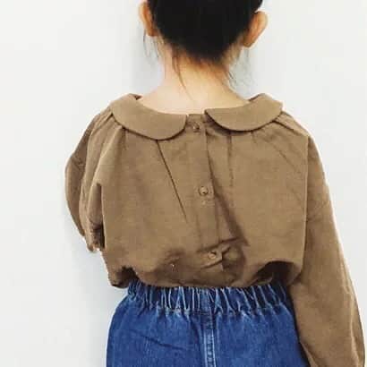 子供服のbig foRE:stさんのインスタグラム写真 - (子供服のbig foRE:stInstagram)「. 2wayラウンドカラーブラウス　【812】 . こんばんは🌛りんご料理を研究中のあーちゃんです(笑) 普通に食べるだけでは飽きてきたので模索してるのですがなんせ料理下手なもので...何かアイディア有る方教えてください( ；∀；)🍎 . そんな今回は新作からご紹介☆ 前後どちらを前にしてもキマル✨ 2通りの着方を楽しめるお得感もある一枚♪ さらっとした生地感が今の季節から長ーく着れそうです☆ ボトムの合わせ方でいろいろなコーデが楽しめちゃえそう♡ . . . . #子供服#韓国子供服 #キッズコーデ #おしゃれキッズ #インスタキッズ#息子コーデ#kids #outfit#kidsgram#男の子コーデ#女の子コーデ#ニット#とアウター #プチプラコーデ #キッズファッショ#kidscode #olpemi #outfit #海外子供服  #おしゃれさんと繋がりたい #kidsjapan #女の子コーデ  #男の子コーデ#男の子ママ#女の子ママ#インポート#ママリ #コドモノ #お洒落さんとつながりたい#ママハグ#ninas」4月8日 20時15分 - olpemi_