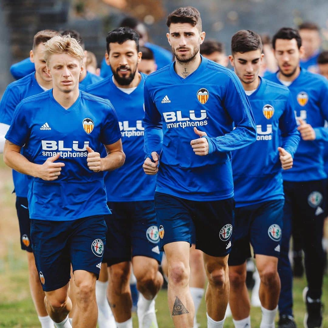 バレンシアCFさんのインスタグラム写真 - (バレンシアCFInstagram)「Teamwork makes the dream work 🤜🏼🤛🏼 . Seguimos trabajando EQUIPO 🦇 . ¿Quién de aquí viene al @villarrealcf 🆚 @valenciacf de @europaleague❓⤵️⤵️⤵️ . #amuntvalencia #unsentimentetern #valenciacf #vcfcentenari #europaleague」4月8日 20時16分 - valenciacf