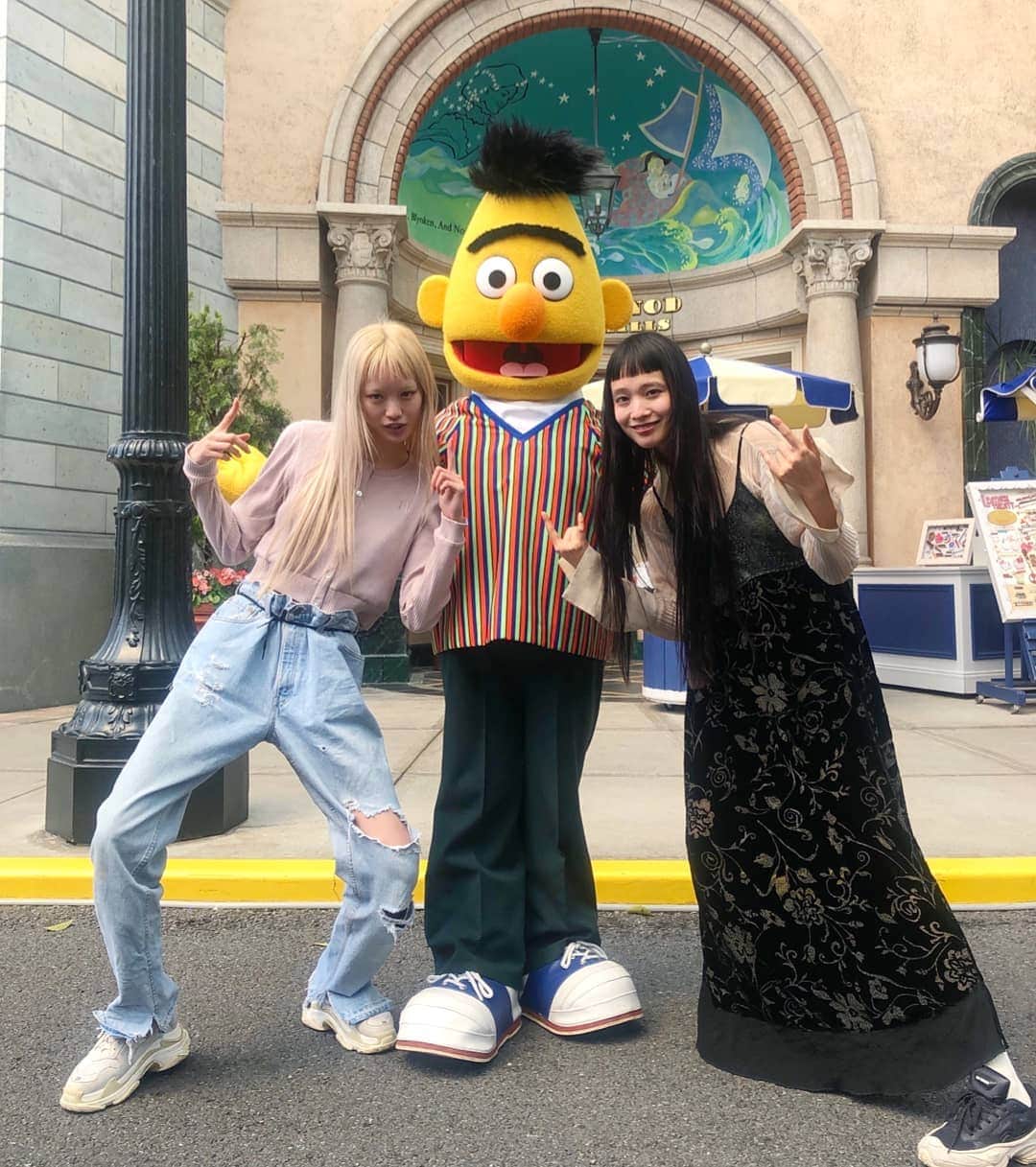 フェルナンダ・リーのインスタグラム：「I haven't been to Universal Studios in a while! We caught Burt for a photo, but they seem to always run away.. 🤔 〰️〰️〰️〰️〰️ お久しぶりユニバに来ました！バートを捕まって、一緒に写真を取りました。どうにかしらキャラたちはいつも逃げている。🤧 #kikilala in Osaka」