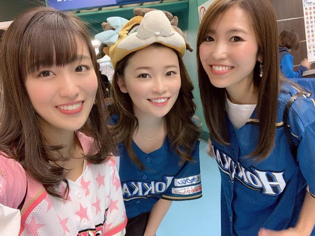 陽菜えみるさんのインスタグラム写真 - (陽菜えみるInstagram)「. 🧢⚾️👊😆💫 日本ハム vs 西武ライオンズ . みんなで日ハムユニを着ながら 勝利の女神にはなれず🗽(笑) おおお‼️らーいおんず‼️‼️ を何回聞いたか‼️‼️ この日西武は19安打16得点の ライオンズパレード⚾️🔥🔥 . 主力でいうと今季から 浅村選手や炭谷選手が抜けたものの それでも昨年と変わらない 恐ろしすぎる打線🦁✨✨ 打線が安定していて メヒア選手を忘れちゃうくらい、、 後半代打で出てきて3ラン打った時には こんな選手もまだいたわと🤣🙏 昨季リーグ優勝の 西武だけど今後の鍵は投手陣… 多和田投手と共にエースを張っていた 菊池投手の穴をどう埋めるのか、、 わたし個人的には 全球団のルーキーの投手の中で 一番注目してるのが松本航投手 今後が楽しみです⚾️⭐️💫 . . #スポーツ観戦 #野球 #東京ドーム #スポーツ観戦女子 増やしたい #スポーツ好き #野球好き 増えたらいいな #ユニフォーム #ユニフォームマジック #西武 #西武ライオンズ #ライオンズ #打線爆発 いま #パリーグ で一番嫌な打線かも #クリーンナップ #秋山翔吾 選手 #山川穂高 選手 #森友哉 選手 ルーキー #松本航 投手注目 #日ハム #日本ハムファイターズ #ポリー #ポリーちゃん #マスコット #野球女子 #ユニフォーム女子 #プロ野球 #野球好きと繋がりたい #無類の野球好き #無類の野球ファン #陽菜えみる」4月8日 20時17分 - emiru_haruna