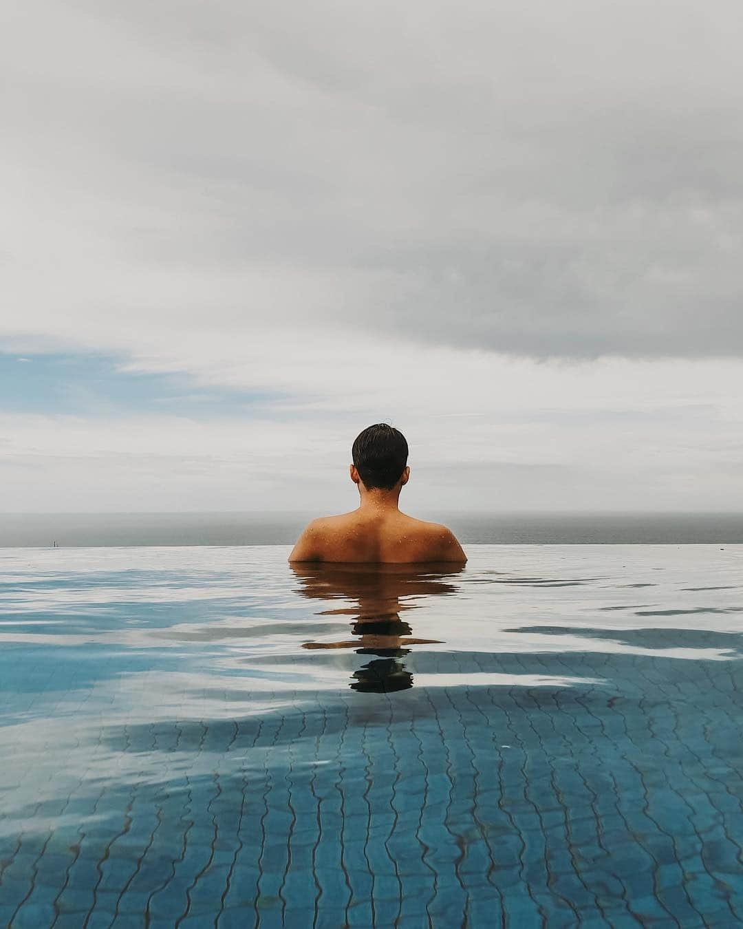 Putri Anindyaさんのインスタグラム写真 - (Putri AnindyaInstagram)「Serenity, captured // (surprise in the end of the carousel!) these images brought me back to the feeling of joy that I felt on my previous holiday in Bali. The moment when I feel at ease because I don't need to bring heavy camera around this place and got to freeze the moment with my own Samsung #GalaxyS10, beautifully. In the afternoon, The colors of the ocean and the sky in the sunset were such an entertainment for my sore eyes. And here I'm #NeverAfraid to capture the moments even with the low light conditions, or get in touch with the water.  Switch now to the #GalaxyS10! Go to www.galaxylaunchpack.com to check out many exciting promos. #withgalaxy @samsung_id」4月8日 20時17分 - puanindya