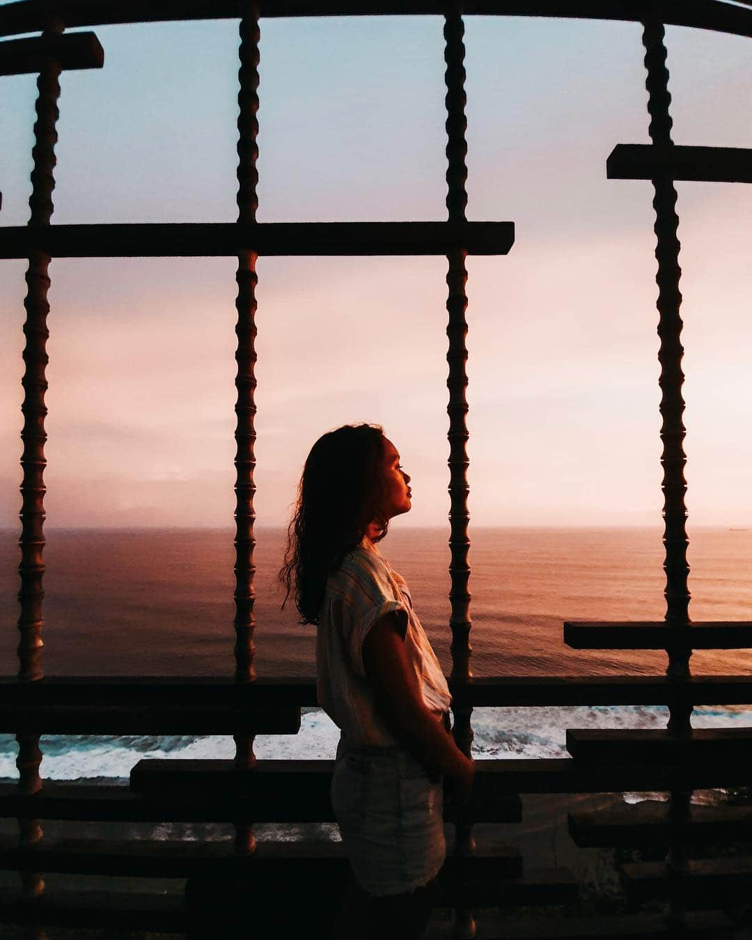 Putri Anindyaのインスタグラム：「Serenity, captured // (surprise in the end of the carousel!) these images brought me back to the feeling of joy that I felt on my previous holiday in Bali. The moment when I feel at ease because I don't need to bring heavy camera around this place and got to freeze the moment with my own Samsung #GalaxyS10, beautifully. In the afternoon, The colors of the ocean and the sky in the sunset were such an entertainment for my sore eyes. And here I'm #NeverAfraid to capture the moments even with the low light conditions, or get in touch with the water.  Switch now to the #GalaxyS10! Go to www.galaxylaunchpack.com to check out many exciting promos. #withgalaxy @samsung_id」