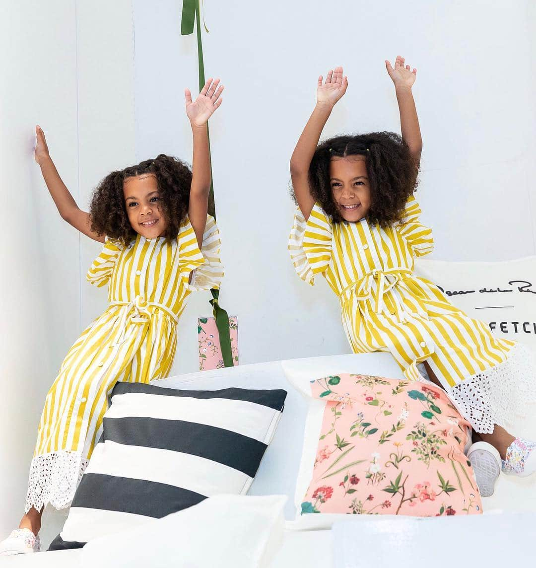 オスカーデラレンタさんのインスタグラム写真 - (オスカーデラレンタInstagram)「We like to party. @McClureTwins are brightening up the day in matching awning striped cotton dress at the ODLR x @Farfetch childrenswear event.」4月8日 20時29分 - oscardelarenta