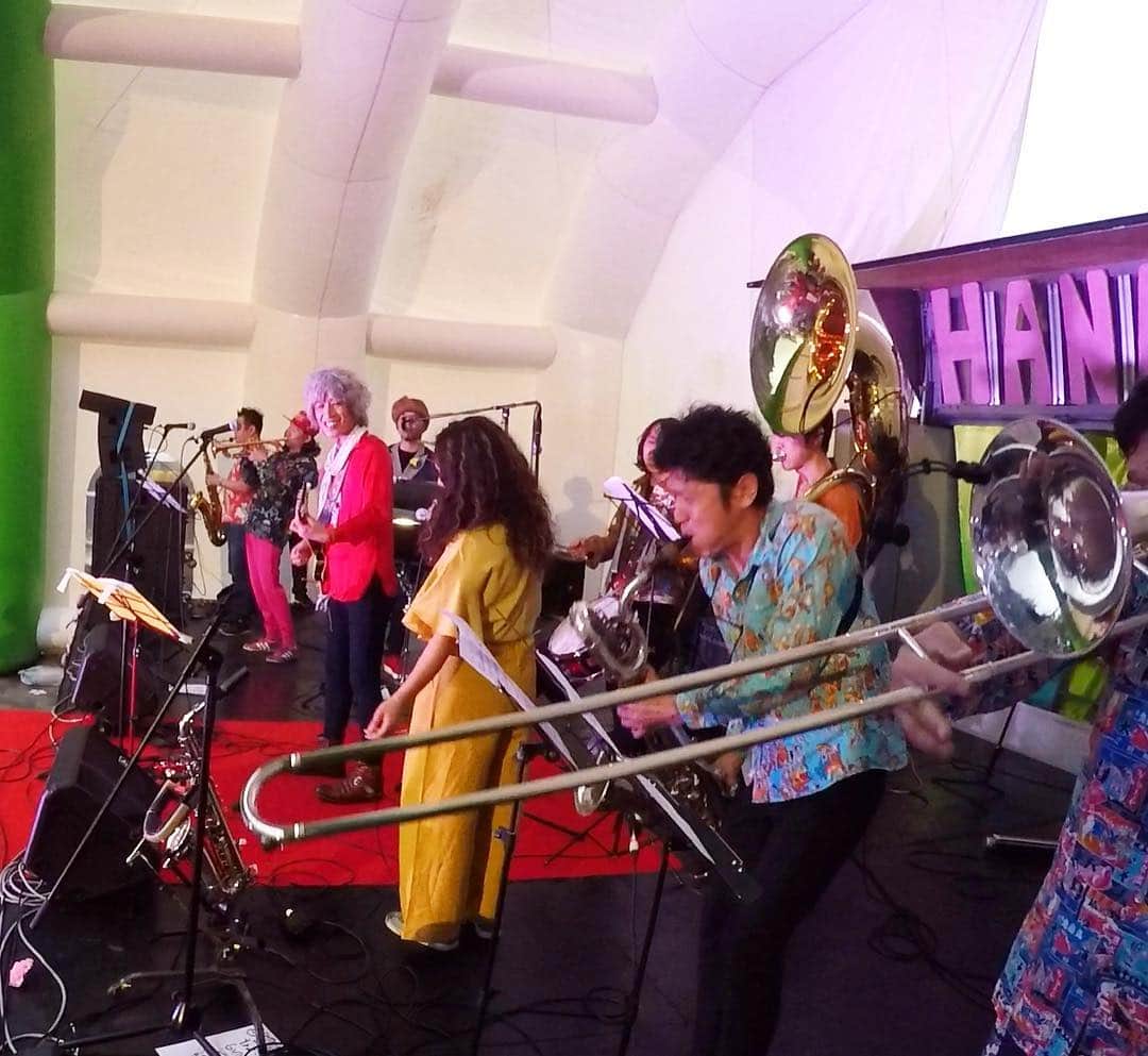 のインスタグラム：「昨日のbbbbは岡山ファーマーズでHANAFES2019 陽気200%のフェス日和で気持ちいい一日をありがとうございました〜！ 三宅さんとエミちゃん（ズクナシ）とのセッションも沁みた〜♬ HANAFESな皆様お疲れさまでした。  #blackbottombrassband  #三宅伸治  #エミランド  #hanafes」