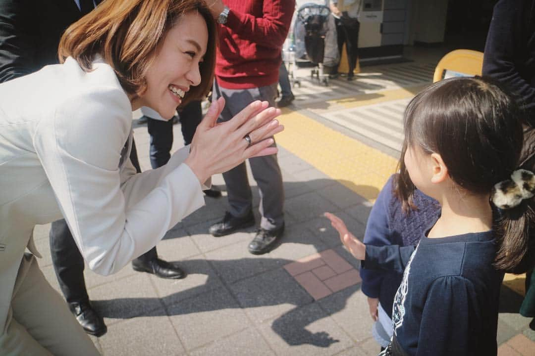 今井絵理子さんのインスタグラム写真 - (今井絵理子Instagram)「私にとって初めて経験する統一地方選挙。その前半戦が終わりました。  候補者の皆さん、支援者の皆さんやスタッフの皆さん、本当にお疲れ様でした。そして、ご当選された皆さん、おめでとうございます。  仲間たちの選挙活動を通じて、私たちがどれほど多くの有権者に支えられているのかということを再認識すると同時に、議員を志した原点を思い起こすことができました。  心残りは、時間が限られている中で全ての仲間たちの応援には行けなかったこと。SNSなどで選挙の様子を拝見しながら心の中で応援していました。  平成最後の統一地方選挙は18歳から投票できる初めての選挙でもありました。  多くの皆さんに政治に関心を持っていただき、自分の住む町"ふるさと"のことを想っていただけたらありがたいなぁと思いながら、応援演説をいたしました。  私の思いが少しでも届いてくれたら嬉しいです。 そして、各地で出会った皆さんの温かいぬくもりを忘れず、感謝の気持ちを持ち続け、私自身も頑張っていきます。  選挙はまだまだ続きます。  4月9日からは沖縄3区と大阪12区で衆議院議員補欠選挙、4月14日からは統一地方選挙の後半戦が始まります。  私も仲間の応援に全力を尽くしていきたいと思います‼️ さぁ！明日は沖縄へ✈️ #統一地方選挙 #前半戦 #お疲れ様でした #ありがとうございました #選挙はまだまだ続きます #これからも応援よろしくお願いします #今井絵理子 #活動 #応援 #感謝」4月8日 20時22分 - erikoimai0922