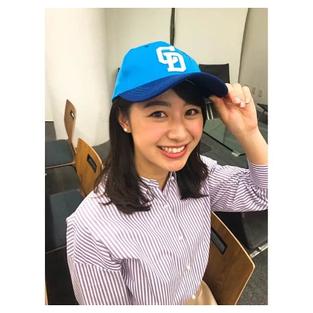 林美沙希さんのインスタグラム写真 - (林美沙希Instagram)「スタイリストさんが持っていたキャップを被ってみました。 大のドラゴンズファンの渡辺キャスターからは「そんなファンじゃないでしょ。」とツッコミが（笑） たしかにあまり詳しくないので、今年は観戦しにいこうと思います😊  #中日#ドラゴンズ#名古屋出身#地元のチーム#衣装#ストライプシャツ#紫#これから勉強#野球#グランパス応援していました」4月8日 20時22分 - misaki0hayashi