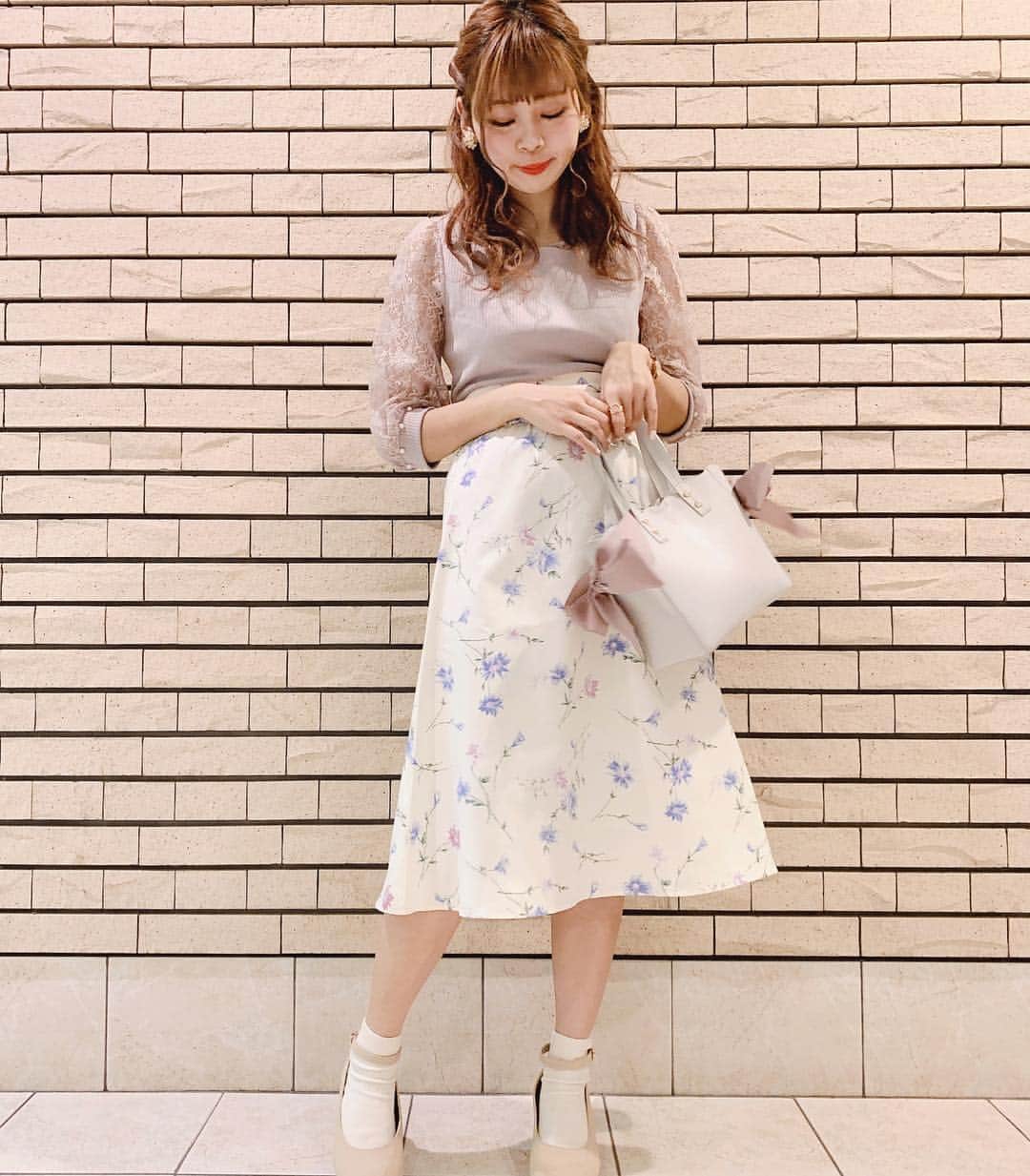 MAJEgirl?officialさんのインスタグラム写真 - (MAJEgirl?officialInstagram)「♡ 💕フェミニンガーリー💕 ( @majegirl_mari ) 🌷 #156cm 🌷 . 大人カワイイくすみピンクに 花柄の映えるスカートをスタイリング💐 トップスと柄のカラーをあわせると 統一感がでるのでおススメです🧸💫 . #majesticlegon  #majegirl #マジェスティックレゴン  #マジェ #マジェガール #フェミニンコーデ #花柄 #花柄スカート #新生活 #GW #まりたすコーデ」4月8日 20時29分 - majesticlegon_pressroom