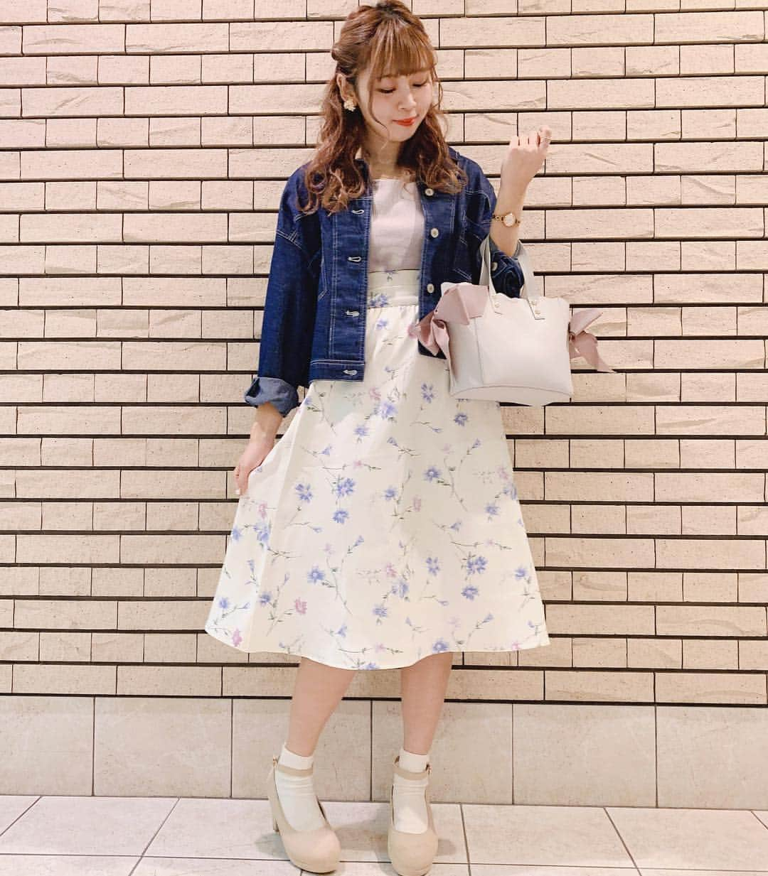 MAJEgirl?officialさんのインスタグラム写真 - (MAJEgirl?officialInstagram)「♡ 💕フェミニンガーリー💕 ( @majegirl_mari ) 🌷 #156cm 🌷 . 大人カワイイくすみピンクに 花柄の映えるスカートをスタイリング💐 トップスと柄のカラーをあわせると 統一感がでるのでおススメです🧸💫 . #majesticlegon  #majegirl #マジェスティックレゴン  #マジェ #マジェガール #フェミニンコーデ #花柄 #花柄スカート #新生活 #GW #まりたすコーデ」4月8日 20時29分 - majesticlegon_pressroom