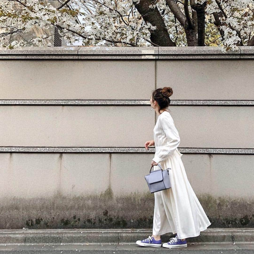 nanaさんのインスタグラム写真 - (nanaInstagram)「ㅤ ㅤ 2019.4.8 Mon #nanacoordinate 𓇼 ななコ 🐼ㅤ ㅤ ㅤ white 𓇬 purple 𓃺𓇚 blogに詳しく書きます✎*。 ━━━━━☞blogへはtopからﾄﾍﾞﾏｽ𓅩𓂃 ㅤㅤ ㅤ ﾜﾝﾋﾟはﾌﾙﾚﾝｸﾞｽのﾛﾝｸﾞ丈がﾀｲﾌﾟ𓂃 @isook_official のﾜﾝﾋﾟは 丈感もﾌﾝﾜﾘ感も、柔らかい質感もﾄﾞﾀｲﾌﾟ❤︎ ｼｯｶﾘ裏地で透けへんのありがたい𓀠𓀠𓀠 ﾘﾎﾞﾝがｶﾜｲｲから、ｺﾝﾊﾞｰｽでｶｼﾞｭｱﾙにして ﾜﾀｼﾗｼｸ𓂅 ㅤ ｺﾝﾊﾞｰｽとﾊﾞｯｸﾞはﾊﾟｰﾌﾟﾙで𓆸*ﾟ ｺﾝﾊﾞｰｽは洗いざらしのﾊﾟｰﾌﾟﾙがｶﾜｲｲ❤︎ ﾊﾞｯｸﾞは @aimohajapan のﾗﾍﾞﾝﾀﾞｰ𓂬 ㅤ ﾋﾟｱｽは @mili.hana 𓋜 @nagina001 が着けててﾏﾈｯｺ𓇔 ㅤ ㅤ ㅤ いつもの場所で洗車してたｶﾗ 久しぶりのこの壁…ﾀﾀﾞｼｸは塀𓀤𓀤𓀤 ㅤ  ㅤ  ㅤ ㅤ #ワンピース #onepiece #isook #アイスー #converse #sneakers #outfit #fashion #ootd #coordinate #大人カジュアル  #locari mery  #beaustagrammer  #シンプルコーデ #プチプラコーデ  #mineby3mootd #instafashion #fashionblogger #fashionista #데일리록 #코디 #옷스타그램 #멋스타그램 #穿搭 #오오티디  #패션스타그램일상 #楽天roomに載せてます #roomインフルエンサー」4月8日 20時25分 - nanapanda517