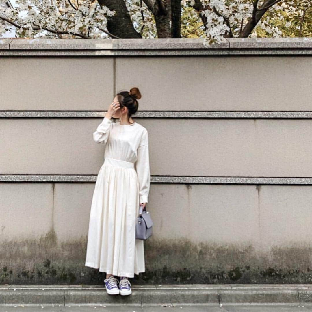 nanaさんのインスタグラム写真 - (nanaInstagram)「ㅤ ㅤ 2019.4.8 Mon #nanacoordinate 𓇼 ななコ 🐼ㅤ ㅤ ㅤ white 𓇬 purple 𓃺𓇚 blogに詳しく書きます✎*。 ━━━━━☞blogへはtopからﾄﾍﾞﾏｽ𓅩𓂃 ㅤㅤ ㅤ ﾜﾝﾋﾟはﾌﾙﾚﾝｸﾞｽのﾛﾝｸﾞ丈がﾀｲﾌﾟ𓂃 @isook_official のﾜﾝﾋﾟは 丈感もﾌﾝﾜﾘ感も、柔らかい質感もﾄﾞﾀｲﾌﾟ❤︎ ｼｯｶﾘ裏地で透けへんのありがたい𓀠𓀠𓀠 ﾘﾎﾞﾝがｶﾜｲｲから、ｺﾝﾊﾞｰｽでｶｼﾞｭｱﾙにして ﾜﾀｼﾗｼｸ𓂅 ㅤ ｺﾝﾊﾞｰｽとﾊﾞｯｸﾞはﾊﾟｰﾌﾟﾙで𓆸*ﾟ ｺﾝﾊﾞｰｽは洗いざらしのﾊﾟｰﾌﾟﾙがｶﾜｲｲ❤︎ ﾊﾞｯｸﾞは @aimohajapan のﾗﾍﾞﾝﾀﾞｰ𓂬 ㅤ ﾋﾟｱｽは @mili.hana 𓋜 @nagina001 が着けててﾏﾈｯｺ𓇔 ㅤ ㅤ ㅤ いつもの場所で洗車してたｶﾗ 久しぶりのこの壁…ﾀﾀﾞｼｸは塀𓀤𓀤𓀤 ㅤ  ㅤ  ㅤ ㅤ #ワンピース #onepiece #isook #アイスー #converse #sneakers #outfit #fashion #ootd #coordinate #大人カジュアル  #locari mery  #beaustagrammer  #シンプルコーデ #プチプラコーデ  #mineby3mootd #instafashion #fashionblogger #fashionista #데일리록 #코디 #옷스타그램 #멋스타그램 #穿搭 #오오티디  #패션스타그램일상 #楽天roomに載せてます #roomインフルエンサー」4月8日 20時25分 - nanapanda517