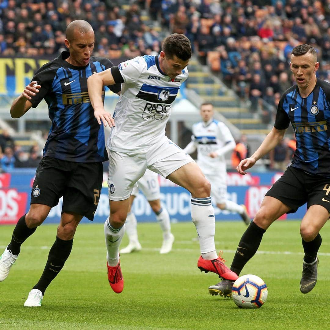 アタランタBCさんのインスタグラム写真 - (アタランタBCInstagram)「Grande gruppo, grande prestazione e ottimo punto conquistato al Meazza 💪🤝 #MondayMotivation 👊 #GoAtalantaGo ⚫️🔵 ~ #InterAtalanta #Atalanta #Bergamo #football #SerieATIM #calcio #forzaAtalanta」4月8日 20時26分 - atalantabc