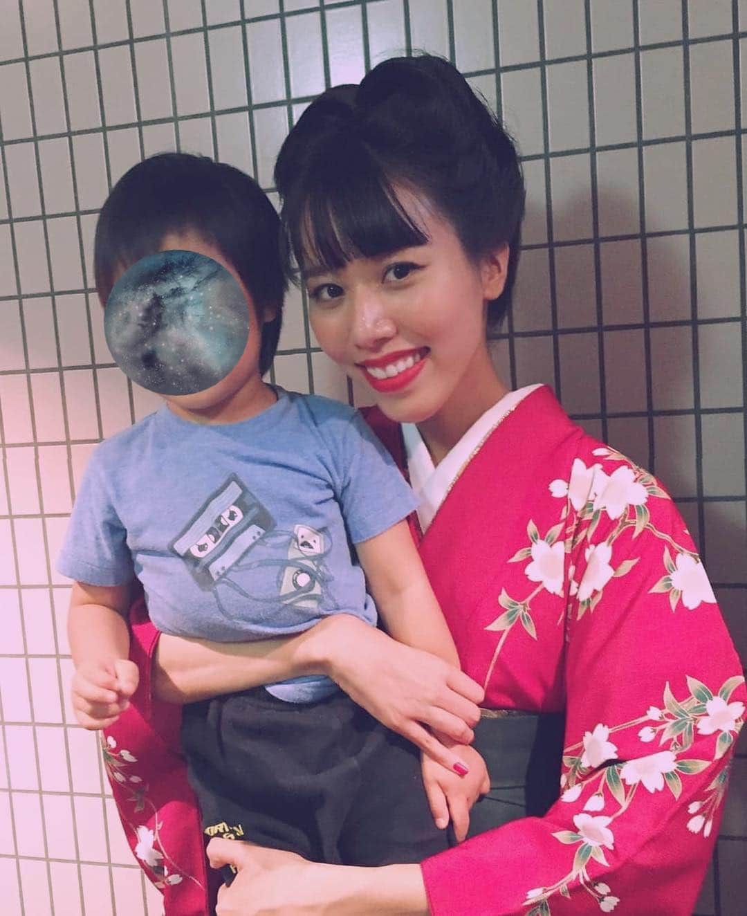 草野絵美さんのインスタグラム写真 - (草野絵美Instagram)「Oh my baby is not a baby anymore 😭 I can’t believe it’s his first day of elementary school 🌸  最愛の息子が小学校一年生になりました✨ 未熟児で生まれたけど、元気有り余るくらいに立派に育ってくれた。大学のトイレで搾乳して、ラボの冷蔵庫に保存して急いでお迎えに行っていた日々、思い返すだけで涙ちょちょぎれる😂  2枚目は私の卒業式の写真…！🎓 私も社会人4年目フリーランス2年目突入！ ますますやりたいことやっていく背中を彼に見せていきたいと思います！📢🤩 . ＊ そして、小学校進学を期に、息子の写真・名前のSNS公開を制限することにしました。 今までストーリー等で見守ってくれてた方、ありがとうございます。 . #parenthoodmoments #🌸🍃 #ピカピカの1年生 #入学式コーデ」4月8日 20時38分 - emiksn
