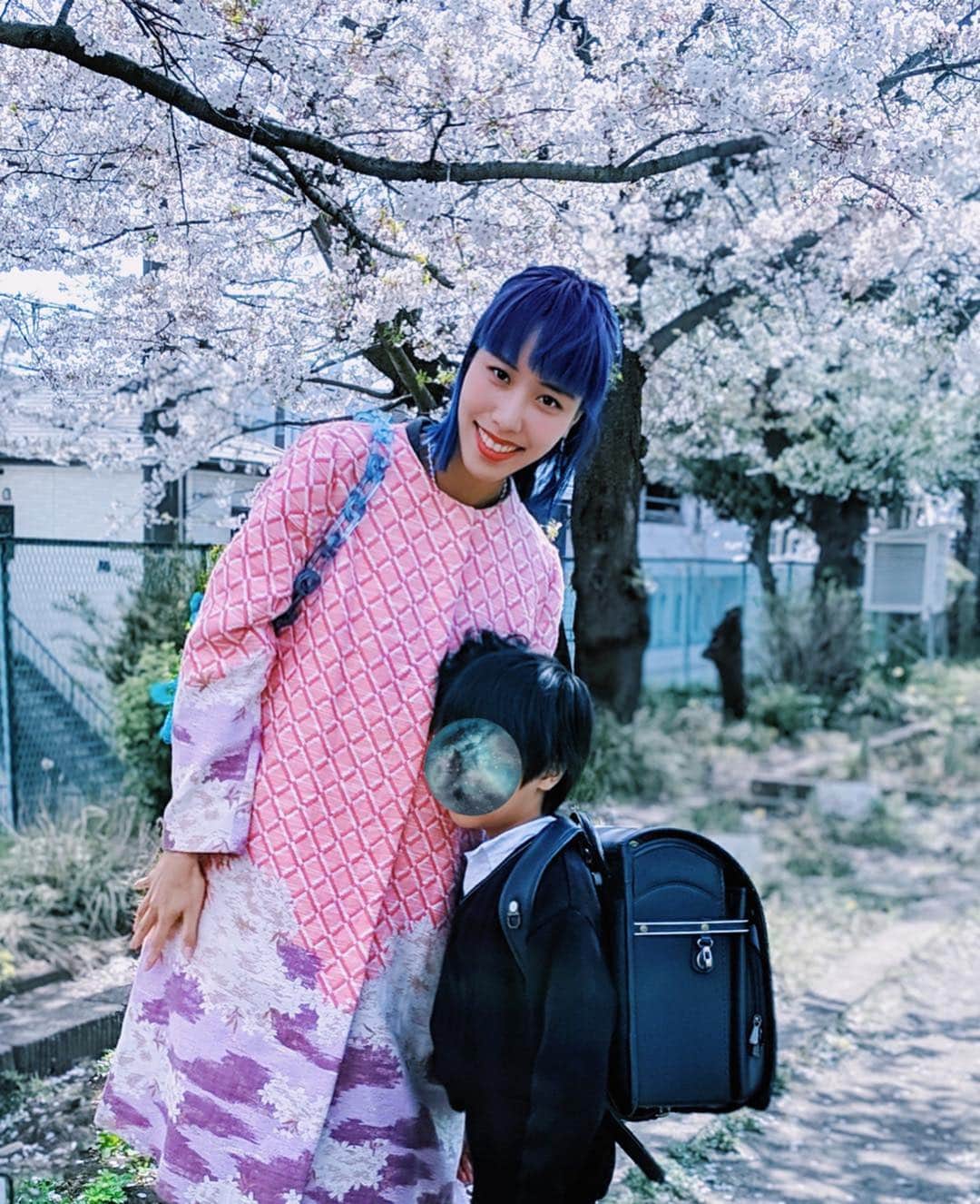 草野絵美さんのインスタグラム写真 - (草野絵美Instagram)「Oh my baby is not a baby anymore 😭 I can’t believe it’s his first day of elementary school 🌸  最愛の息子が小学校一年生になりました✨ 未熟児で生まれたけど、元気有り余るくらいに立派に育ってくれた。大学のトイレで搾乳して、ラボの冷蔵庫に保存して急いでお迎えに行っていた日々、思い返すだけで涙ちょちょぎれる😂  2枚目は私の卒業式の写真…！🎓 私も社会人4年目フリーランス2年目突入！ ますますやりたいことやっていく背中を彼に見せていきたいと思います！📢🤩 . ＊ そして、小学校進学を期に、息子の写真・名前のSNS公開を制限することにしました。 今までストーリー等で見守ってくれてた方、ありがとうございます。 . #parenthoodmoments #🌸🍃 #ピカピカの1年生 #入学式コーデ」4月8日 20時38分 - emiksn