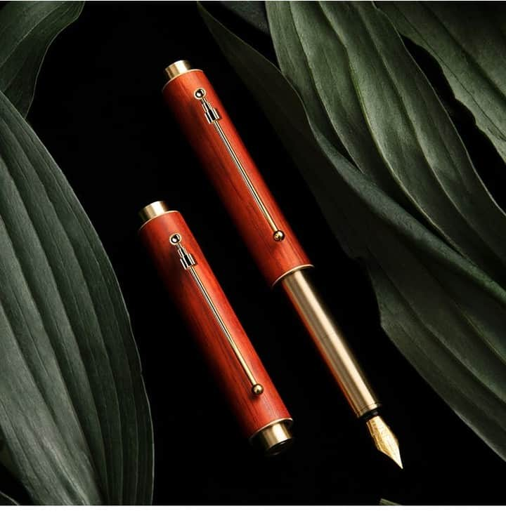 ?CAMPFIRE? [official] さんのインスタグラム写真 - (?CAMPFIRE? [official] Instagram)「🔥超ミニマル万年筆「MINI FOUNTAIN PEN」🔥 収納時は約83mm、筆記時は約140mmで驚きの超ミニマルタイプの万年筆。  他とは違うモノをお探しの方や「個性を価値」だと考えている方にオススメの逸品です。  量産では得られることの無い、手作りならではの深い味わいと銘木の風合い。 一本ずつ職人の手で丁寧に手作りされ、もはや工芸品の域に達しているもの。天然の素材が感じられ、個々の美しい木目や色調・風合いを特徴とした、同じものが二つとないこだわりの逸品万年筆です。  クラシックパッケージは自己用はもちろんお贈り物にもぴったり。 高品質の万年筆を普段使いしたい方や、贈り物に万年筆を探している方はいかがでしょう？ . . 詳しくは 「CAMPFIRE　万年筆」で検索😉🔎 . . #万年筆 #手帳 #fountainpen #pencil #文房具 #文具 #kakuno #プレゼント #贈り物 #CAMPFIRE #キャンプファイヤー  #crowdfunding #クラウドファンディング」4月8日 20時30分 - campfire_jp